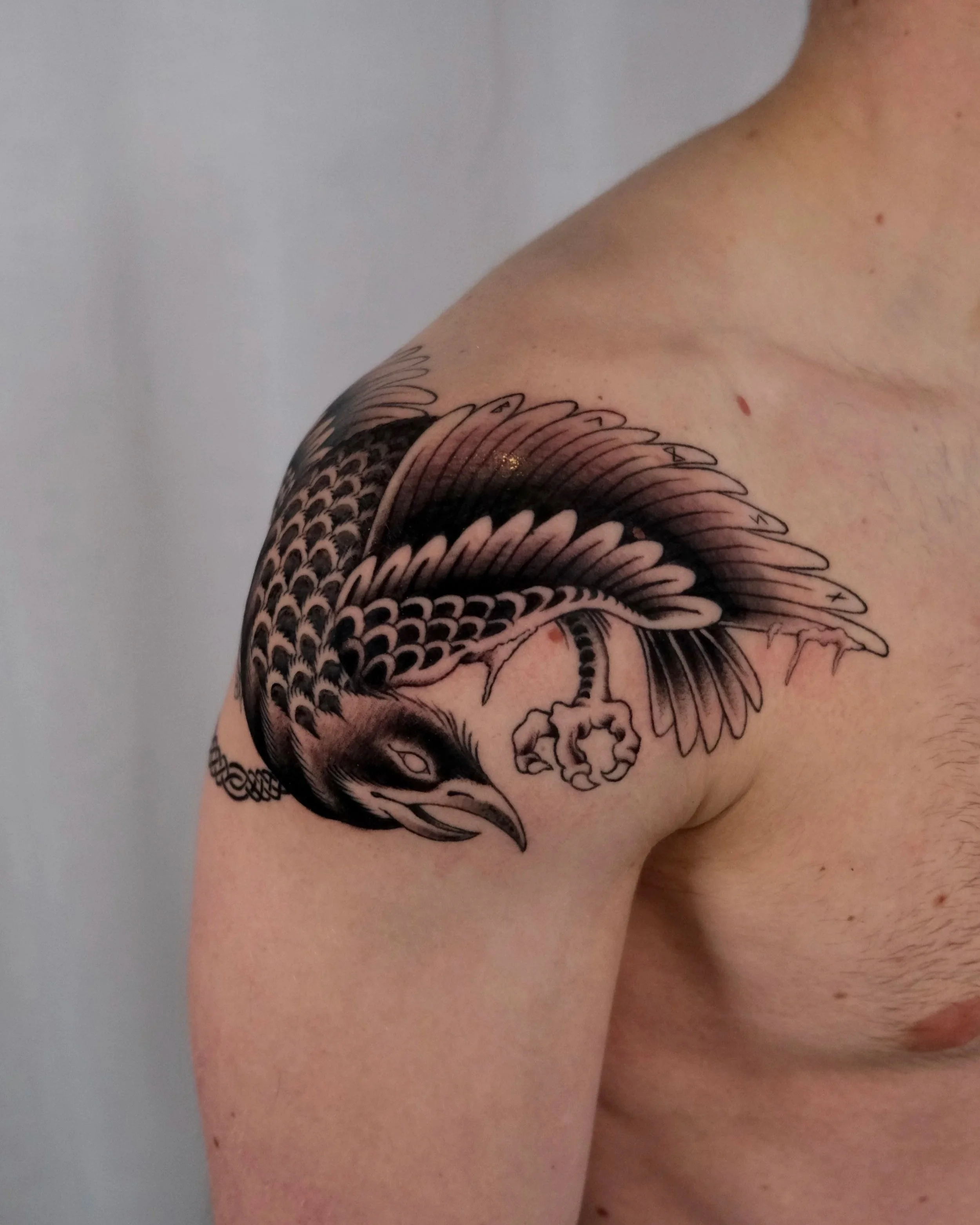 vogel op schouder
