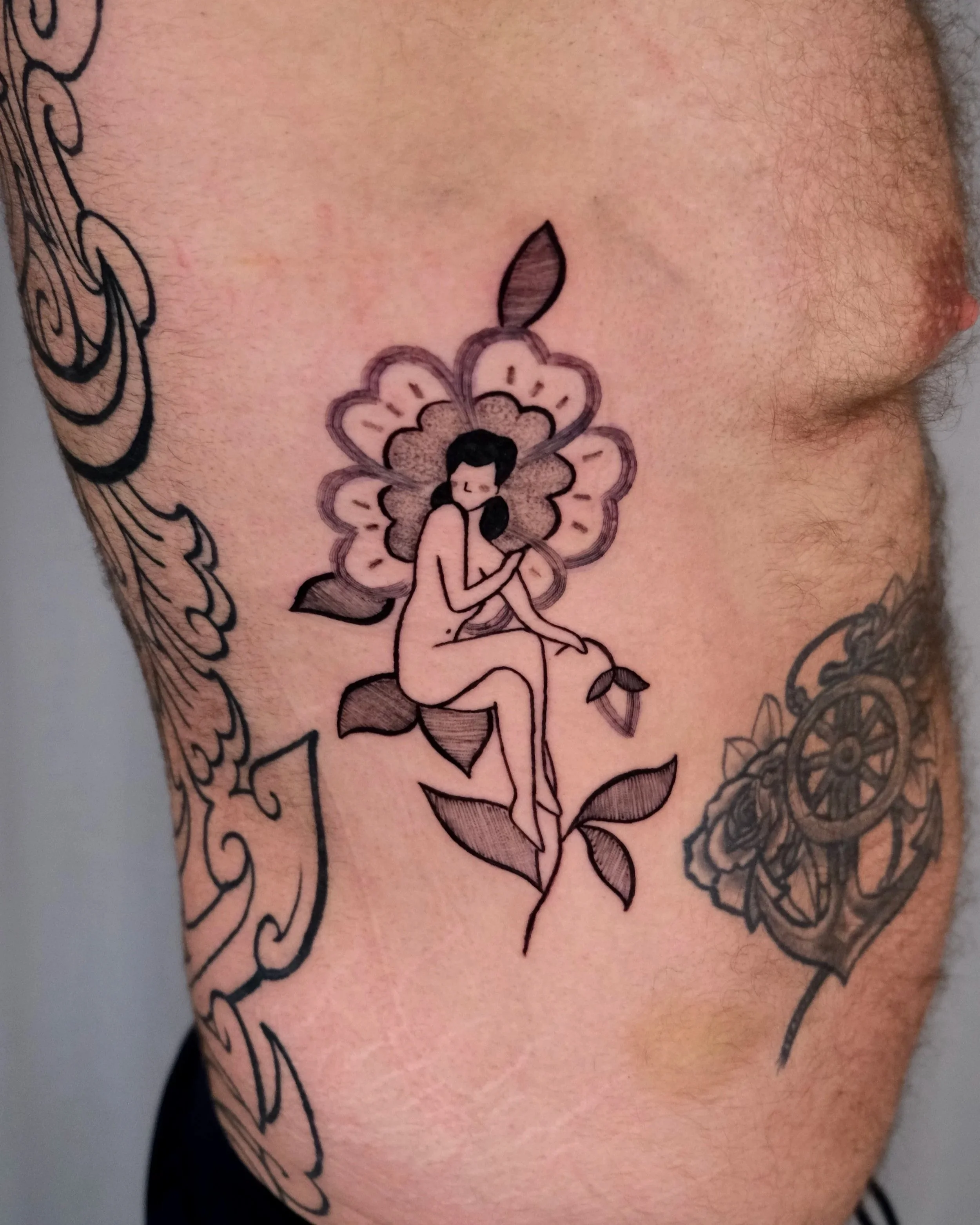 vrouw in bloem tattoo