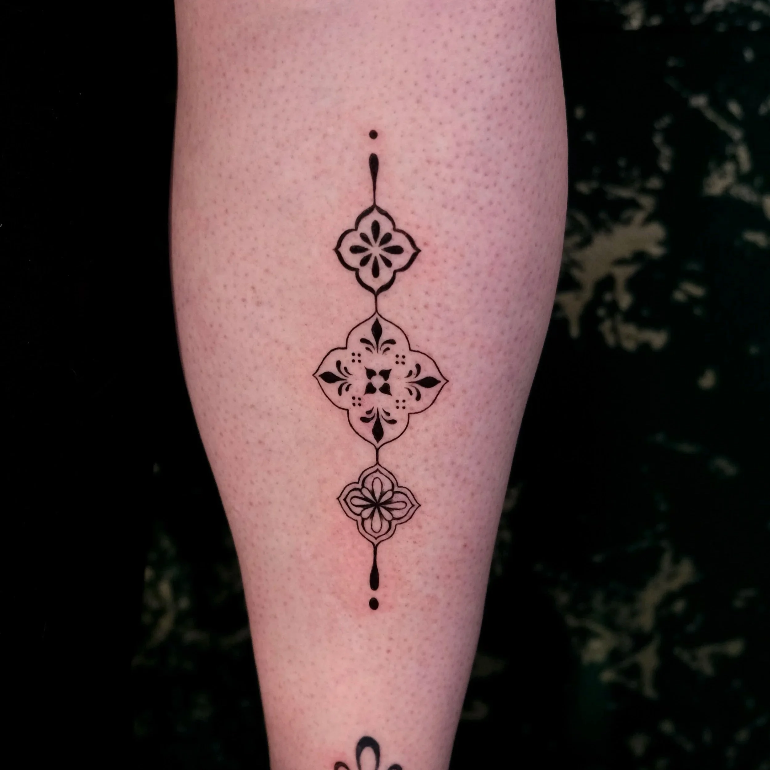 zwart ornament tattoo 
