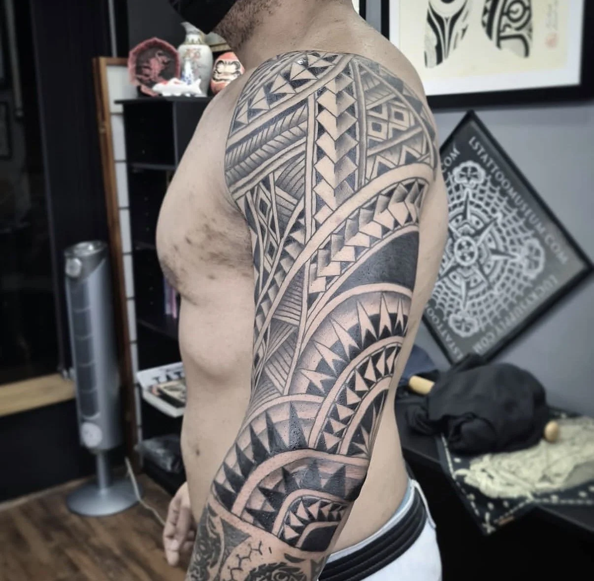 upper arm polynesian tattoo