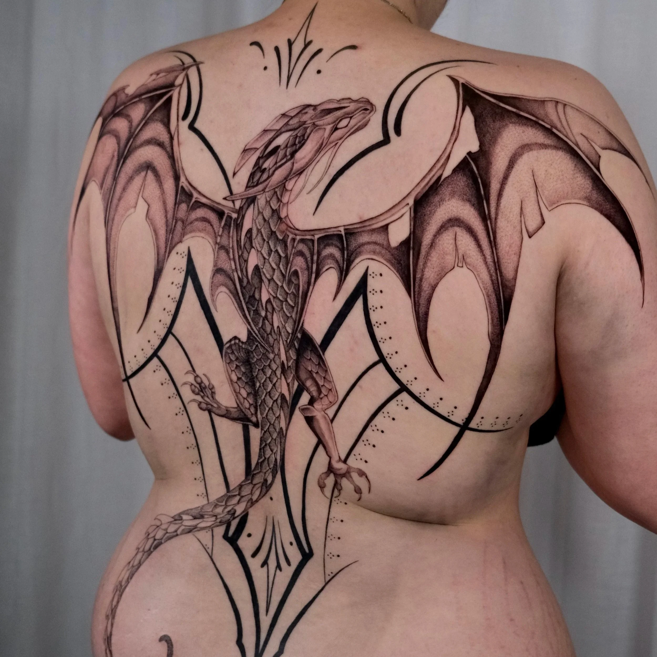 draak backpiece met ornamentele blackwork lijnen