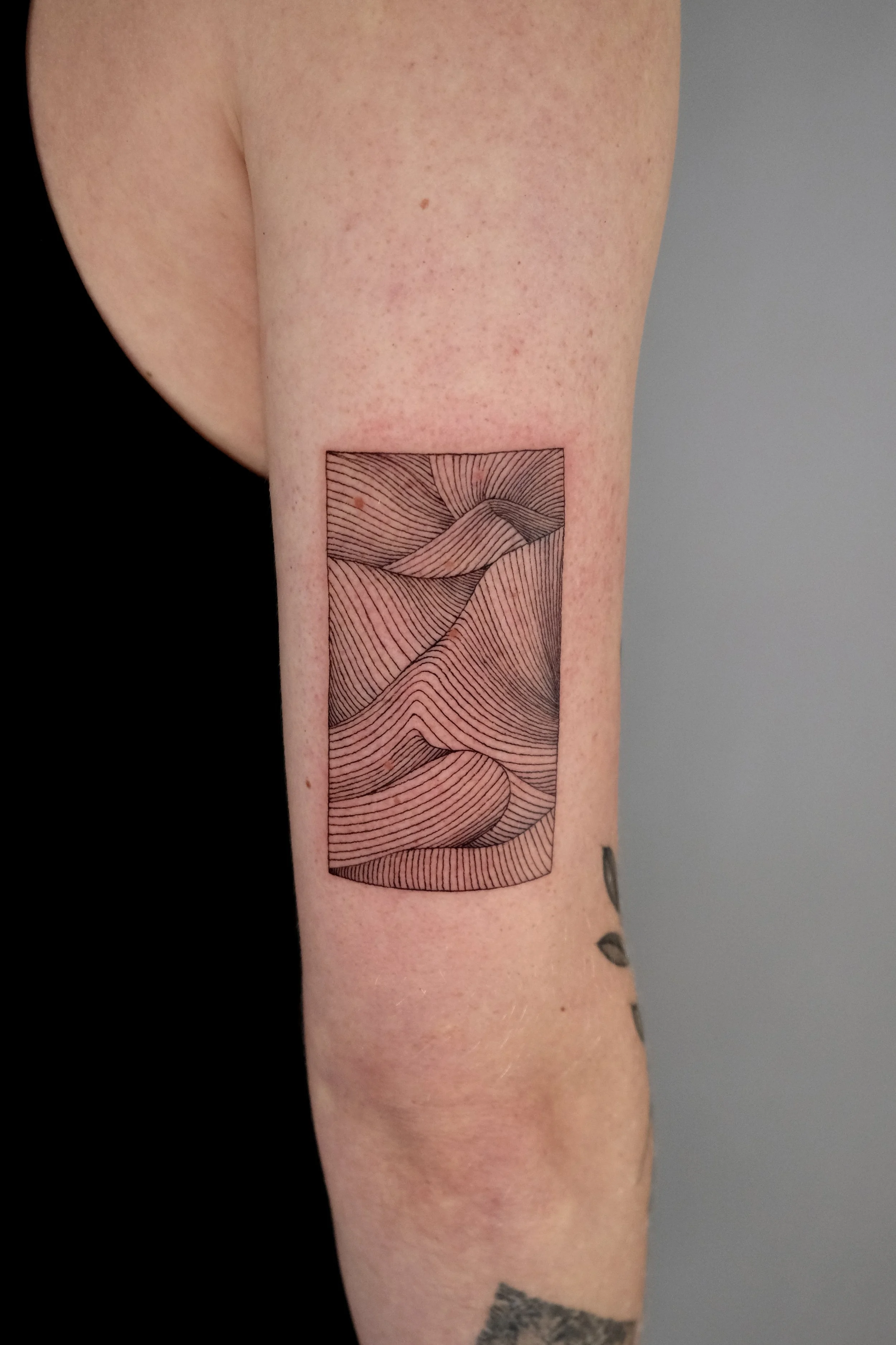abstracte lijntattoo