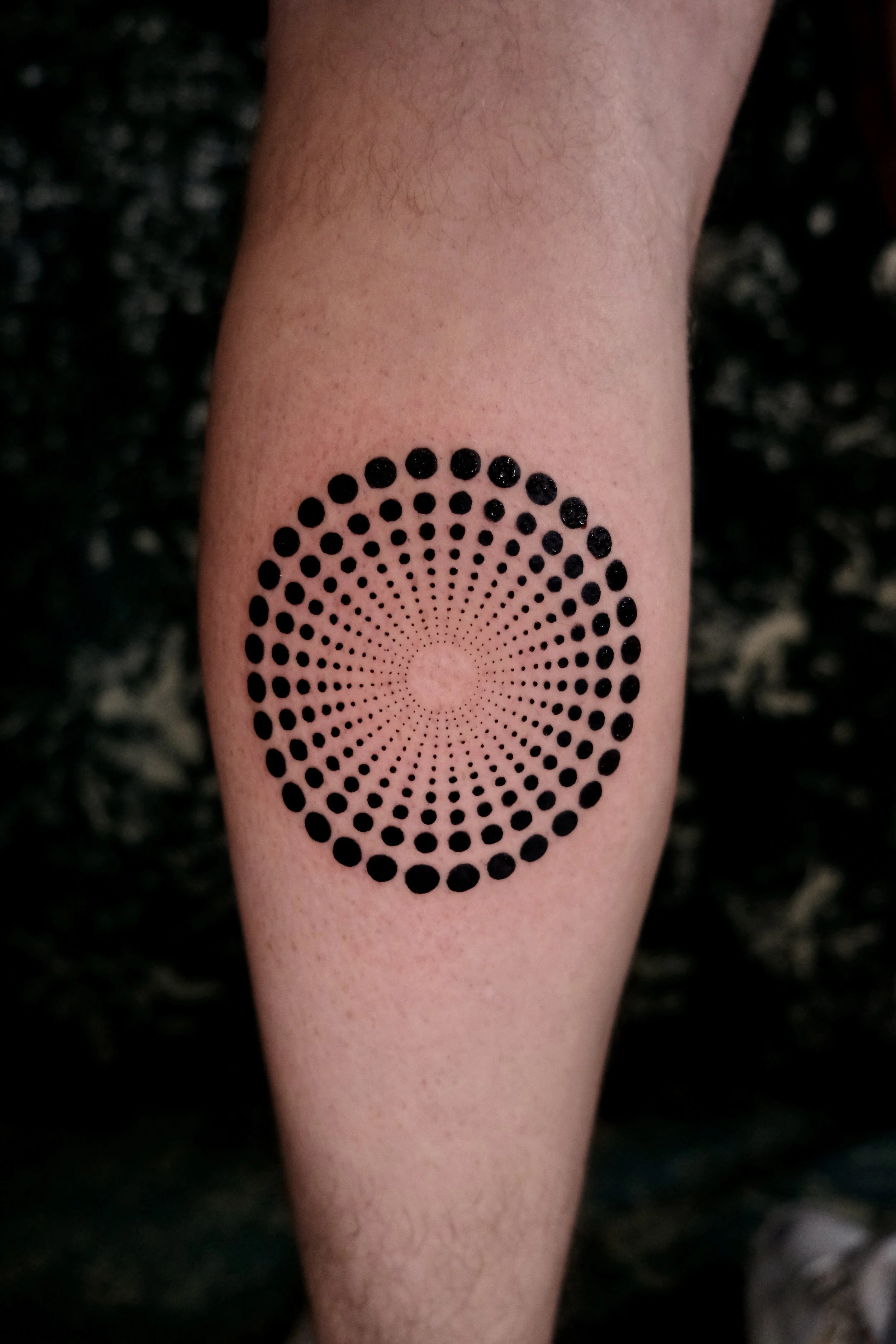 abstacte blackwork tattoo met stippling