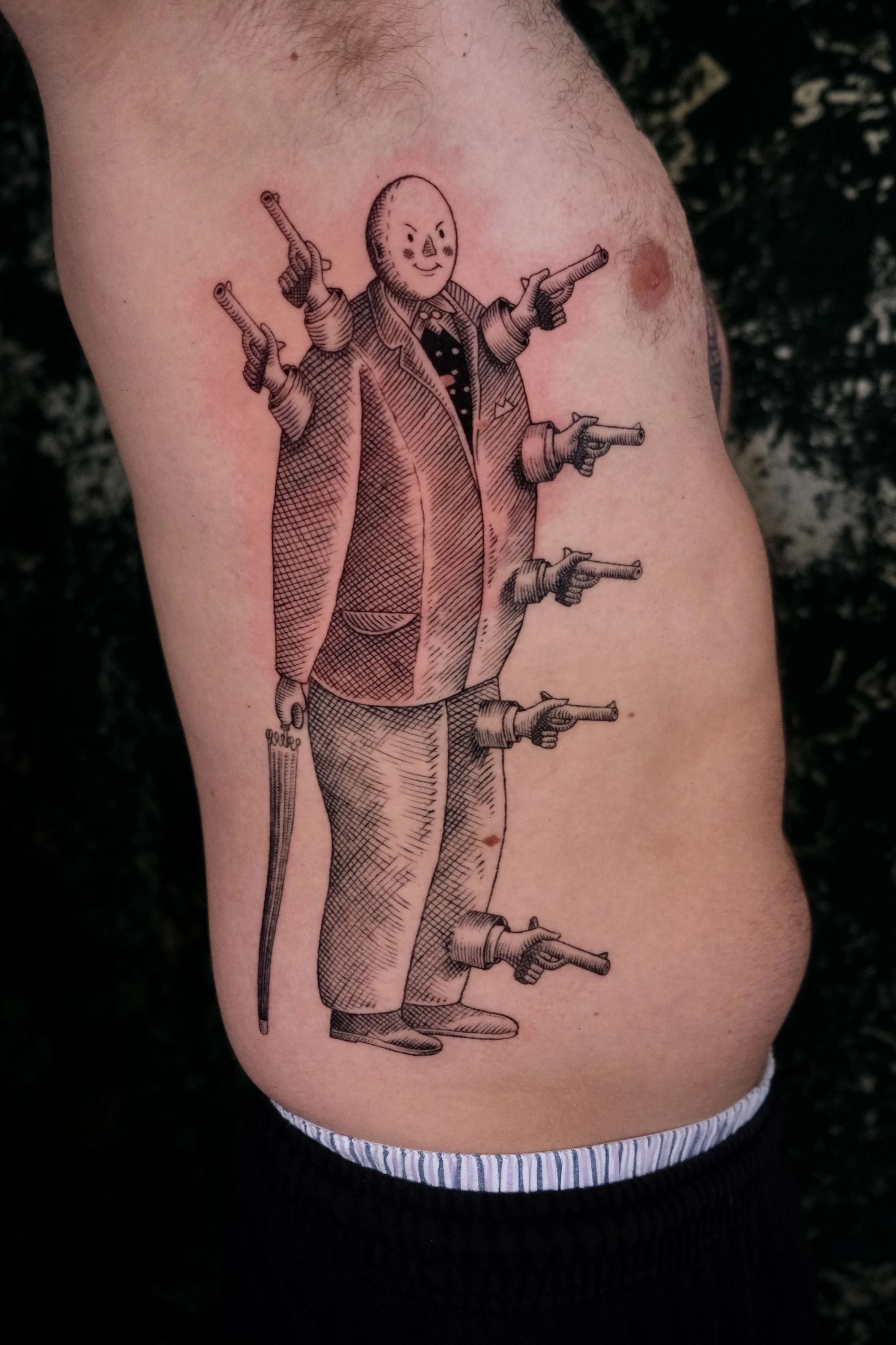 grote etching tattoo op ribben