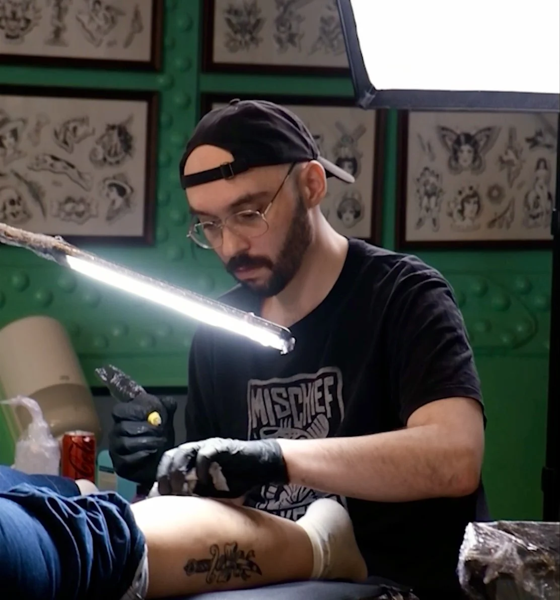 traditioneel en kleur tattoo artiest