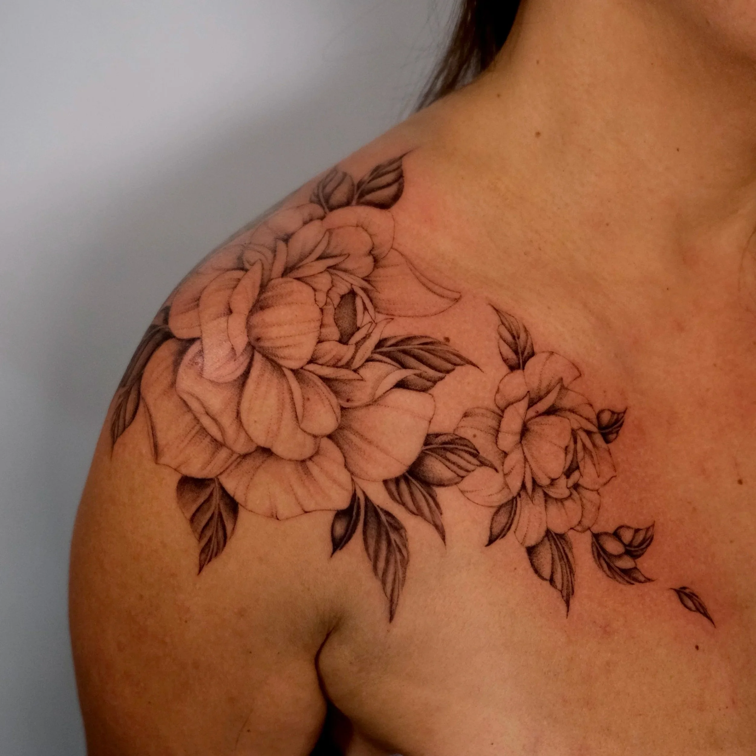 Fineline Floral bloemen tattoo op schouder