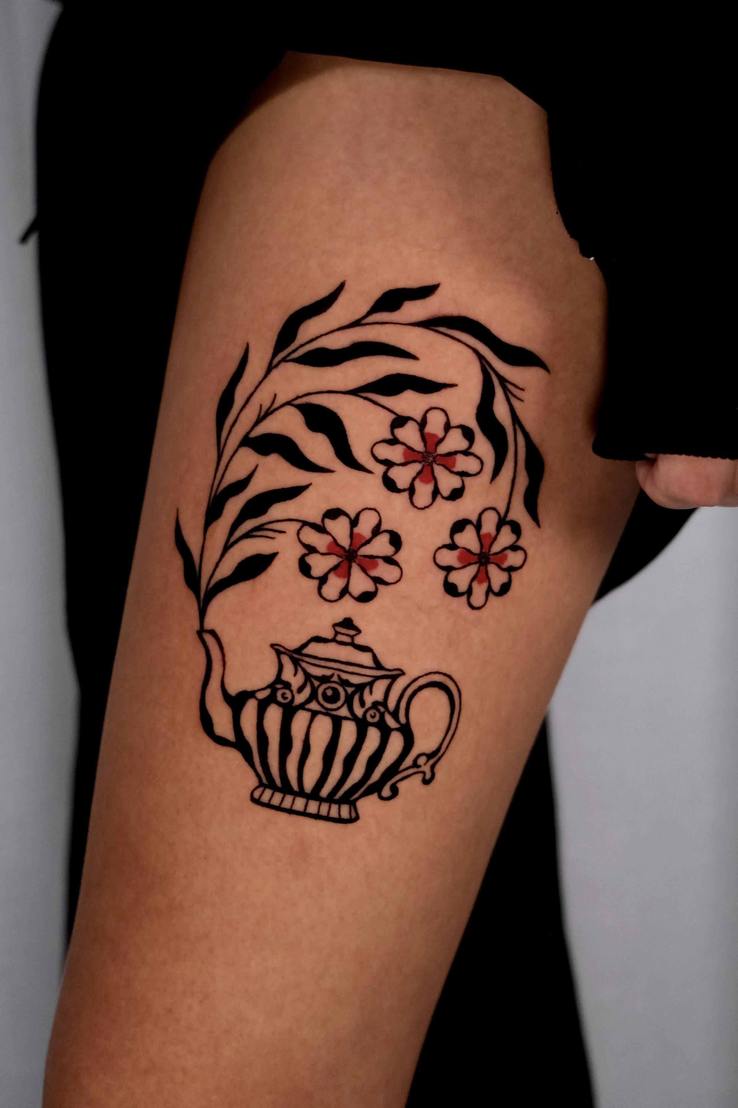 teepot met bloemen tattoo