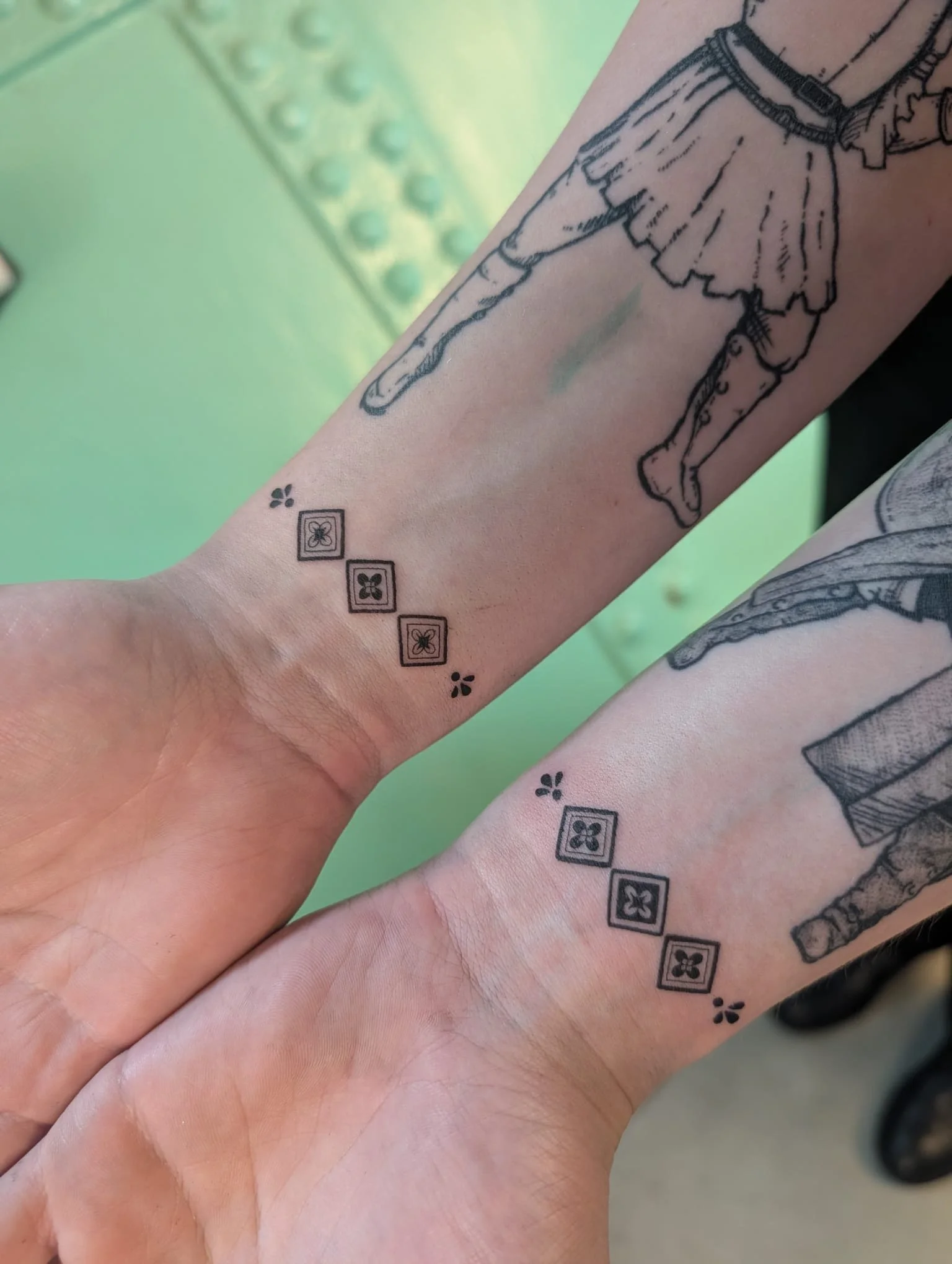 symmetrische aztec ornamenten op pols