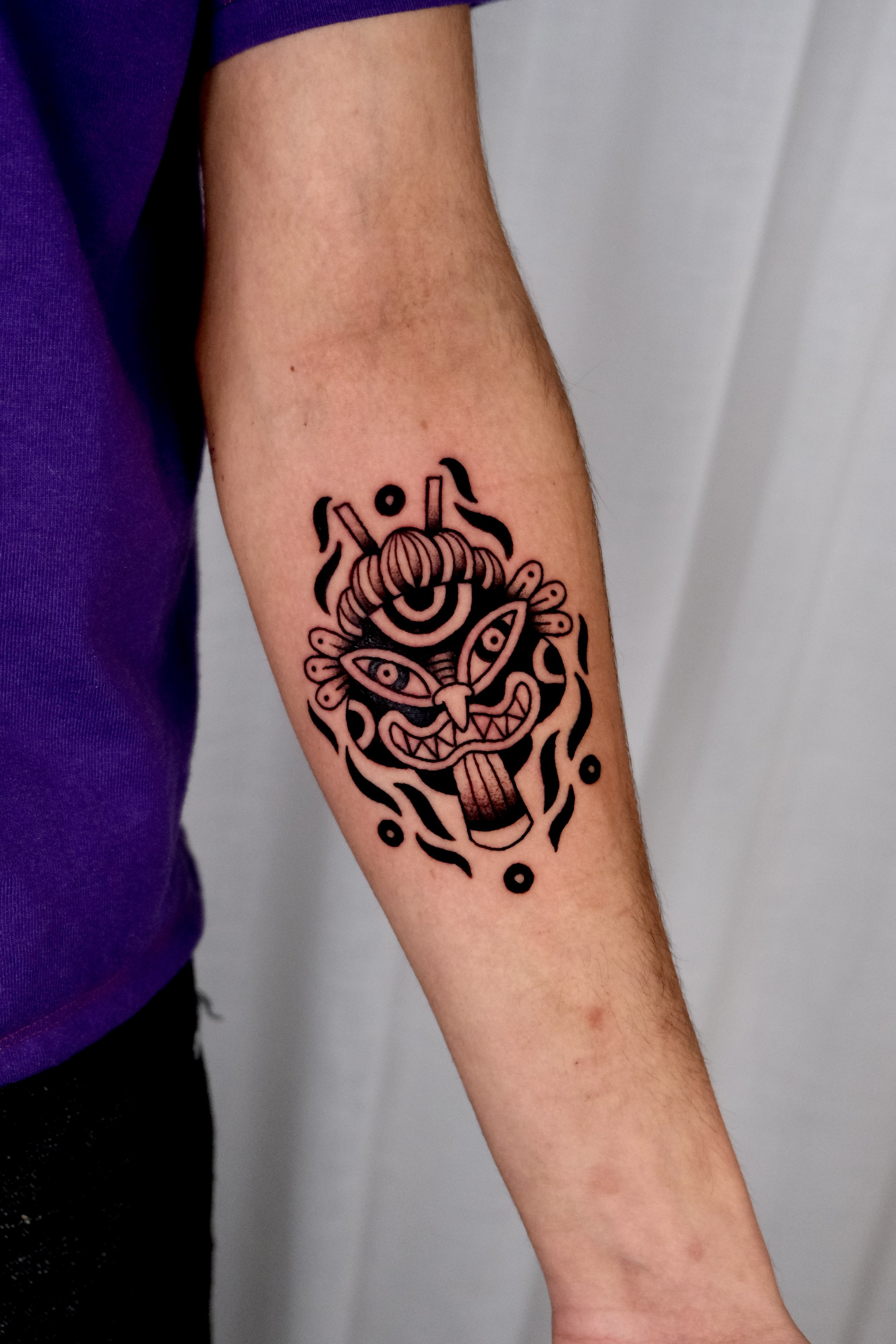 zwart masker tattoo