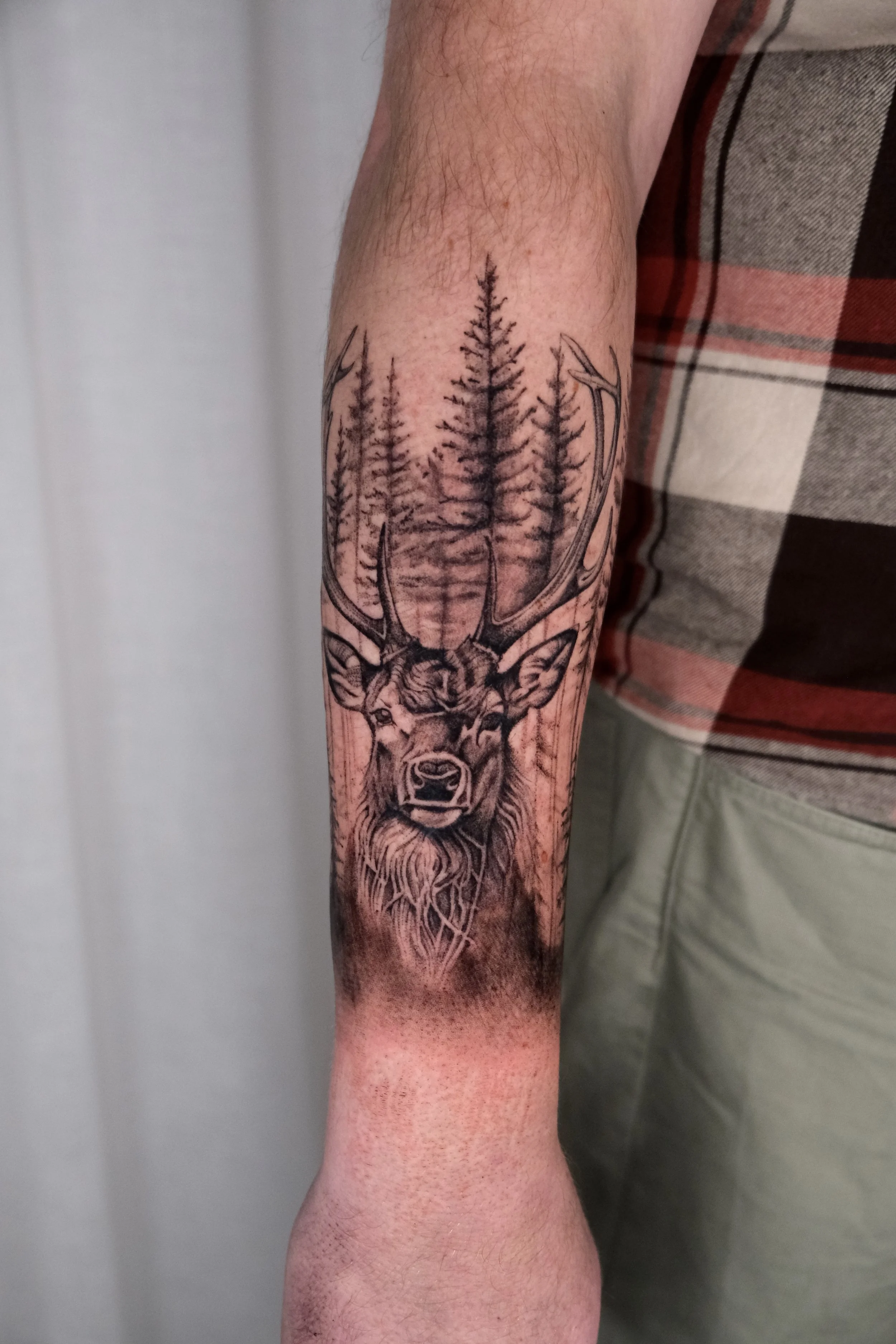 hert tattoo met bomen