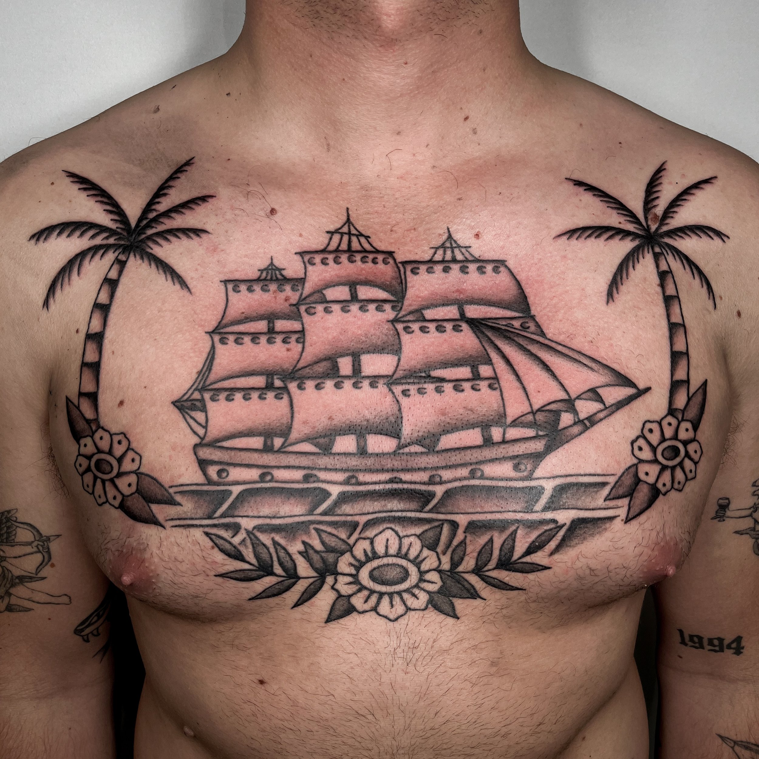 traditioneel schip op borst
