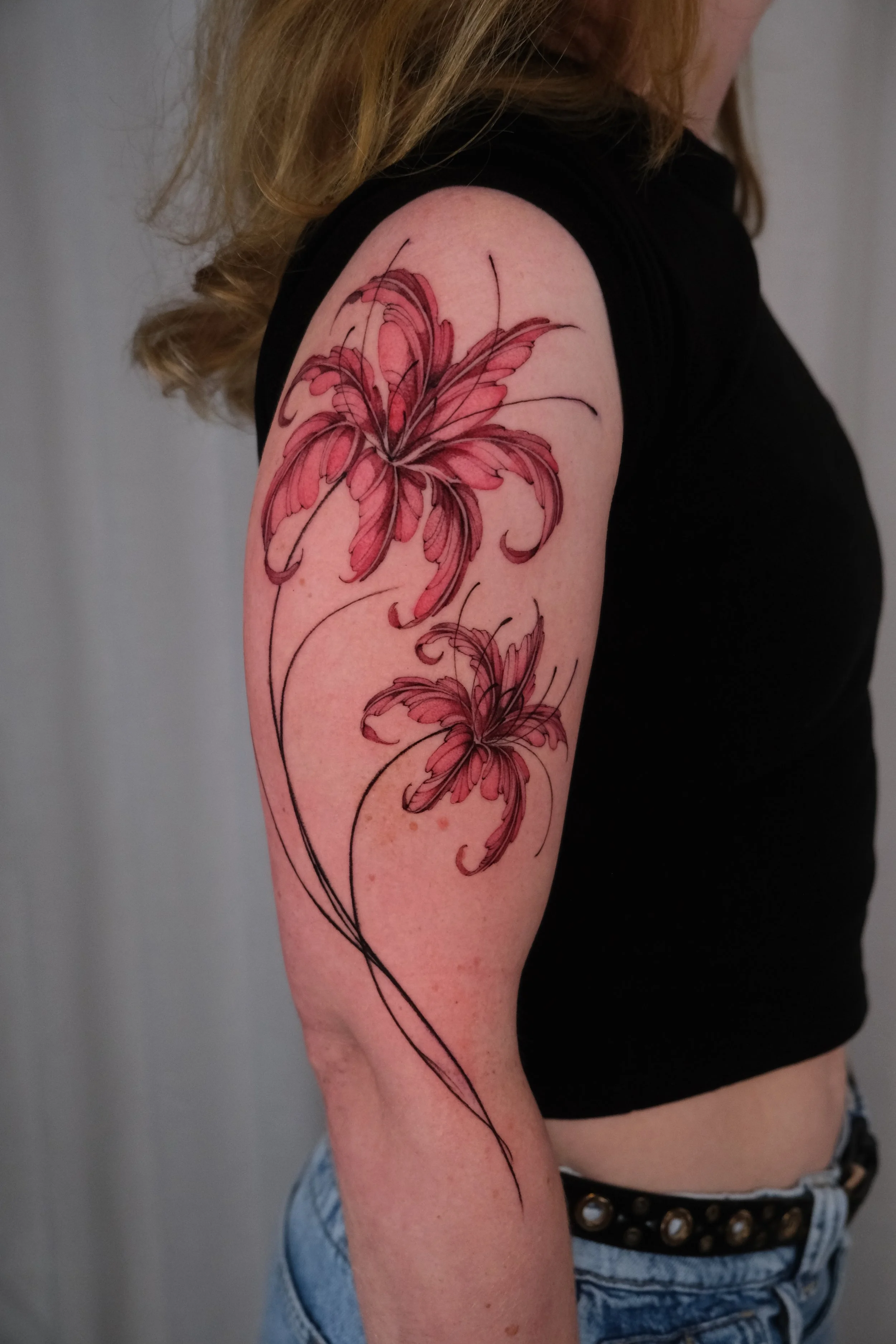 rode bloemen op arm