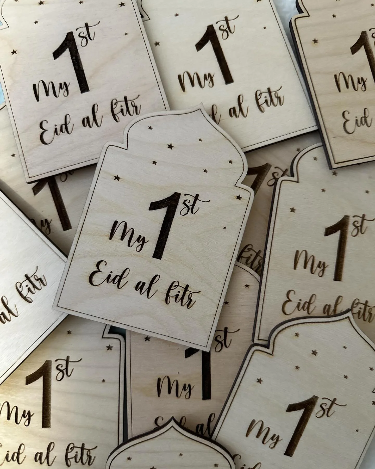 Omdat we als moslims geen andere feestdagen vieren, is het vieren van je allereerste Eid een bijzondere en onvergetelijke mijlpaal. Een moment van vreugde, samenzijn en dankbaarheid!

Voor de kleinsten van onze ummah hebben we een speciaal mijlpaalka