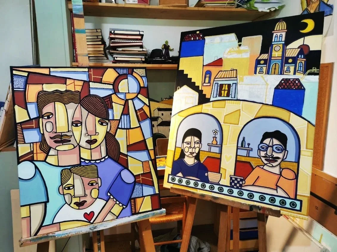 Deux tableaux colorés représentant des portraits stylisés de personnes dans un style cubiste. Le premier tableau montre une famille avec deux adultes et deux enfants, et le second un couple assis dans une cuisine avec une vue de ville ou de quartiers en arrière-plan.