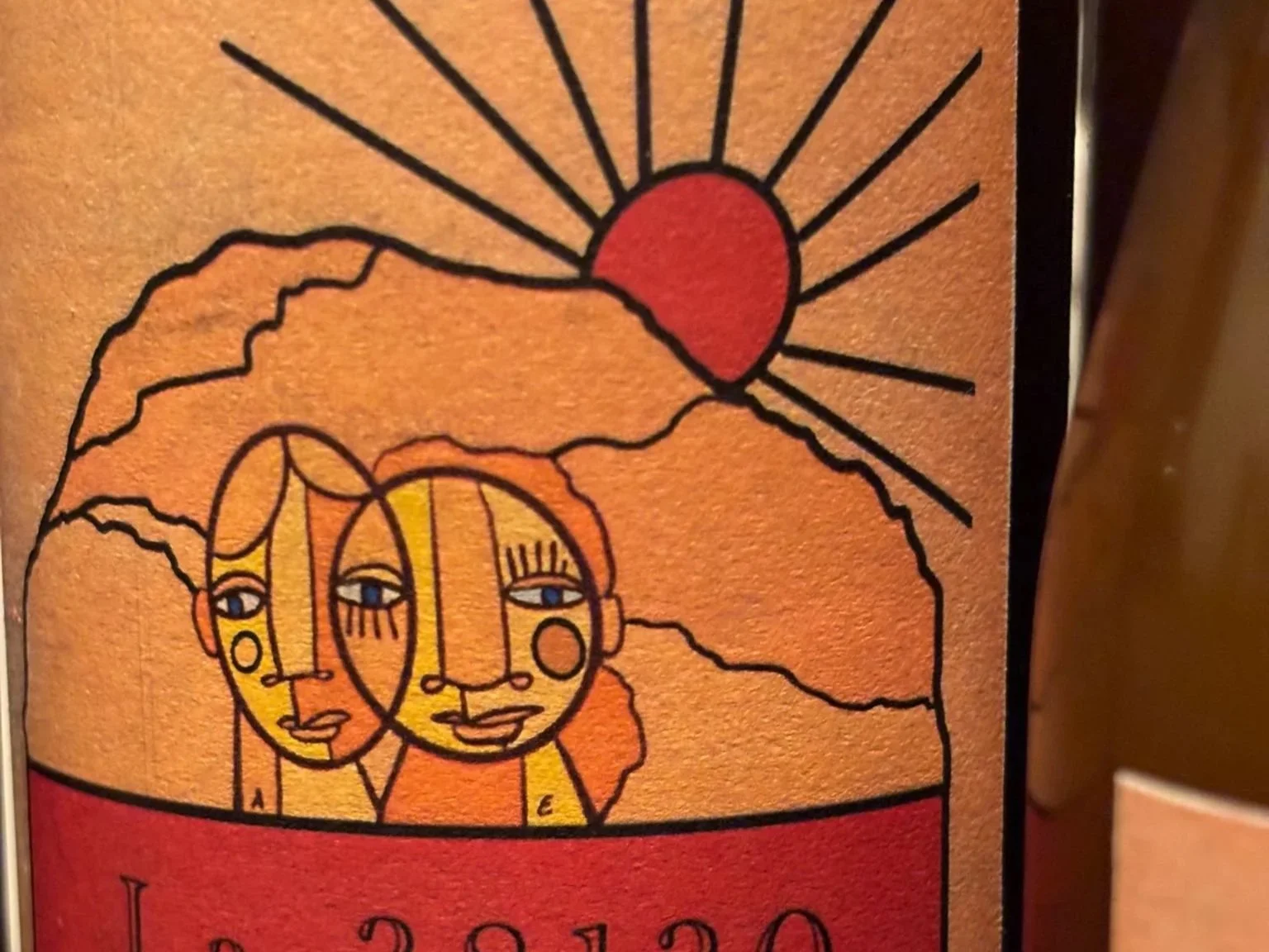 Illustration de deux visages féminins stylisés sous un soleil avec des rayons, dans des tons chauds de orange, jaune et rouge.