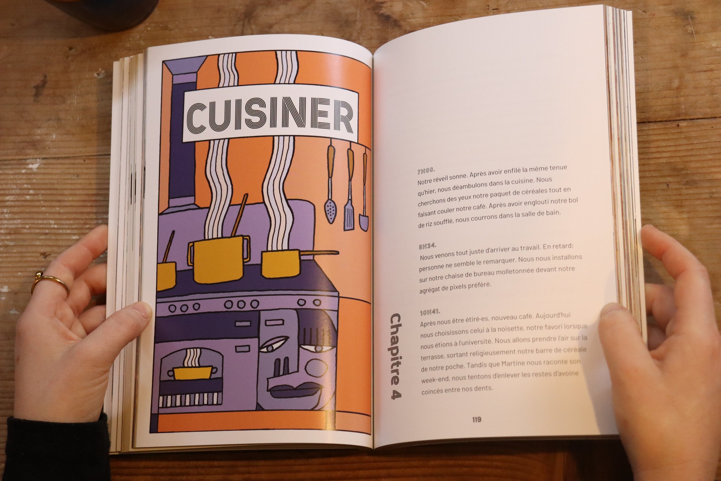 Illustration d'une cuisine colorée avec une cuisinière, des casseroles et des ustensiles suspendus, et un panneau avec le mot 'CUISINER' en haut.