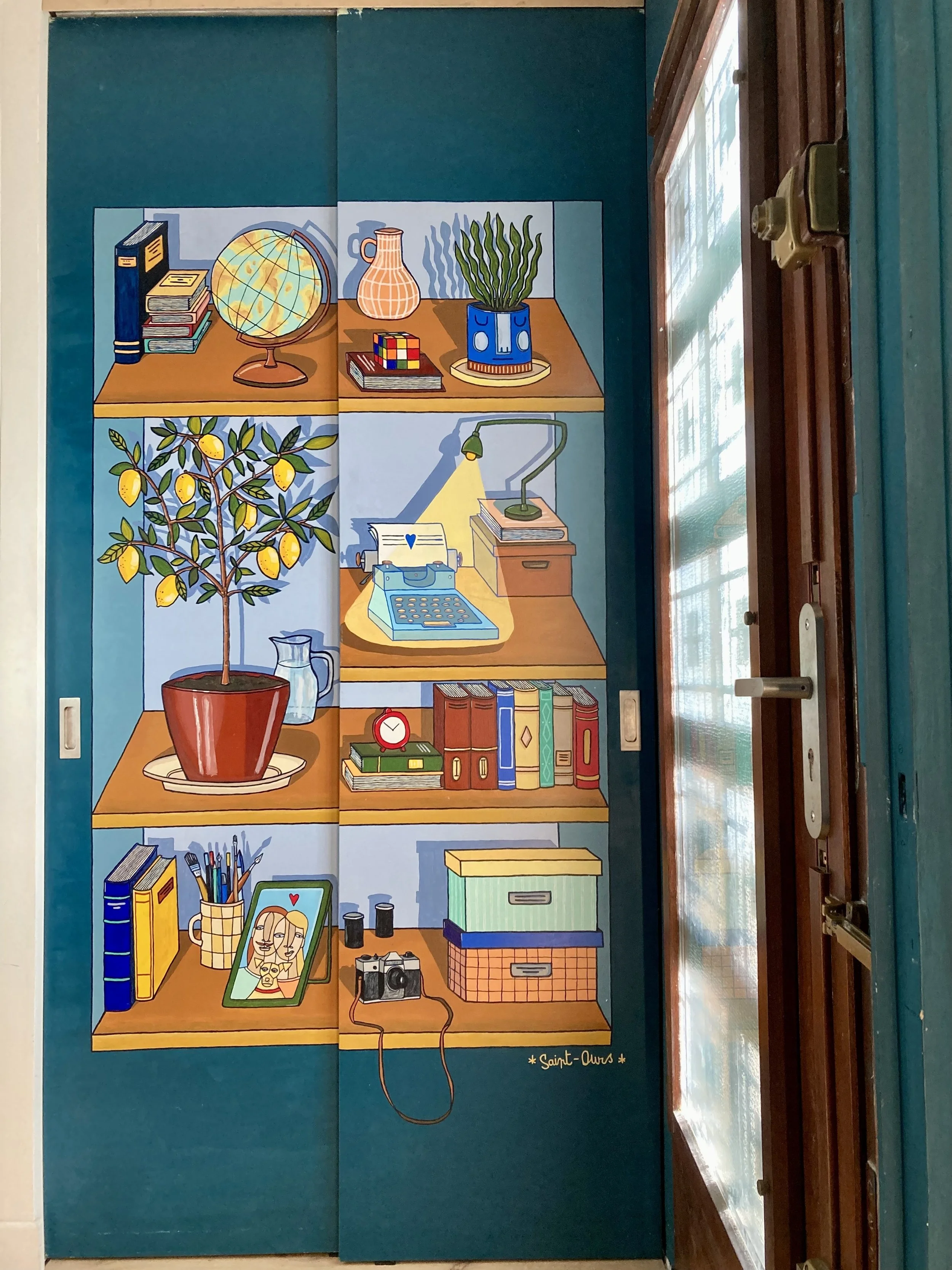 Peinture murale représentant des étagères avec divers objets comme un globe, une plante, des livres, un ordinateur, une machine à écrire, un réveil, une caméra et une photo, dans un style coloré et illustrative.