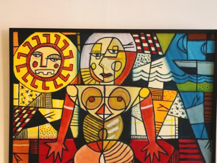 Une peinture de style cubiste représentant une figure humaine, avec un soleil stylisé en haut à gauche, en couleurs vives comme le jaune, rouge, bleu, vert et noir, dans un cadre abstrait.