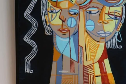 Une peinture abstraite représentant plusieurs visages stylisés avec des traits géométriques et des couleurs vives.