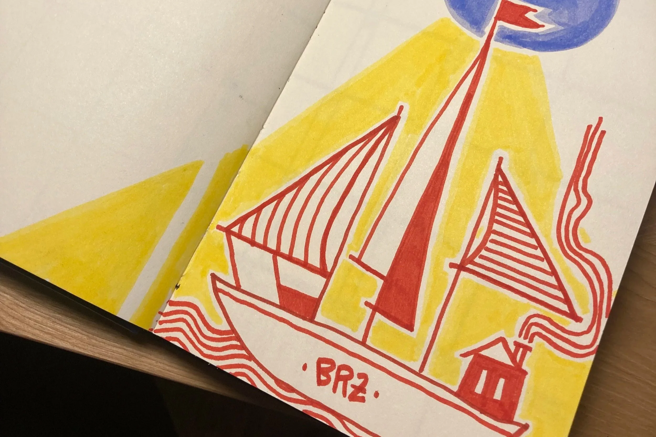 Dessins colorés représentant un bateau à voile, une maison et un drapeau avec des couleurs rouge, jaune et bleu, accompagné du texte 'BRZ'