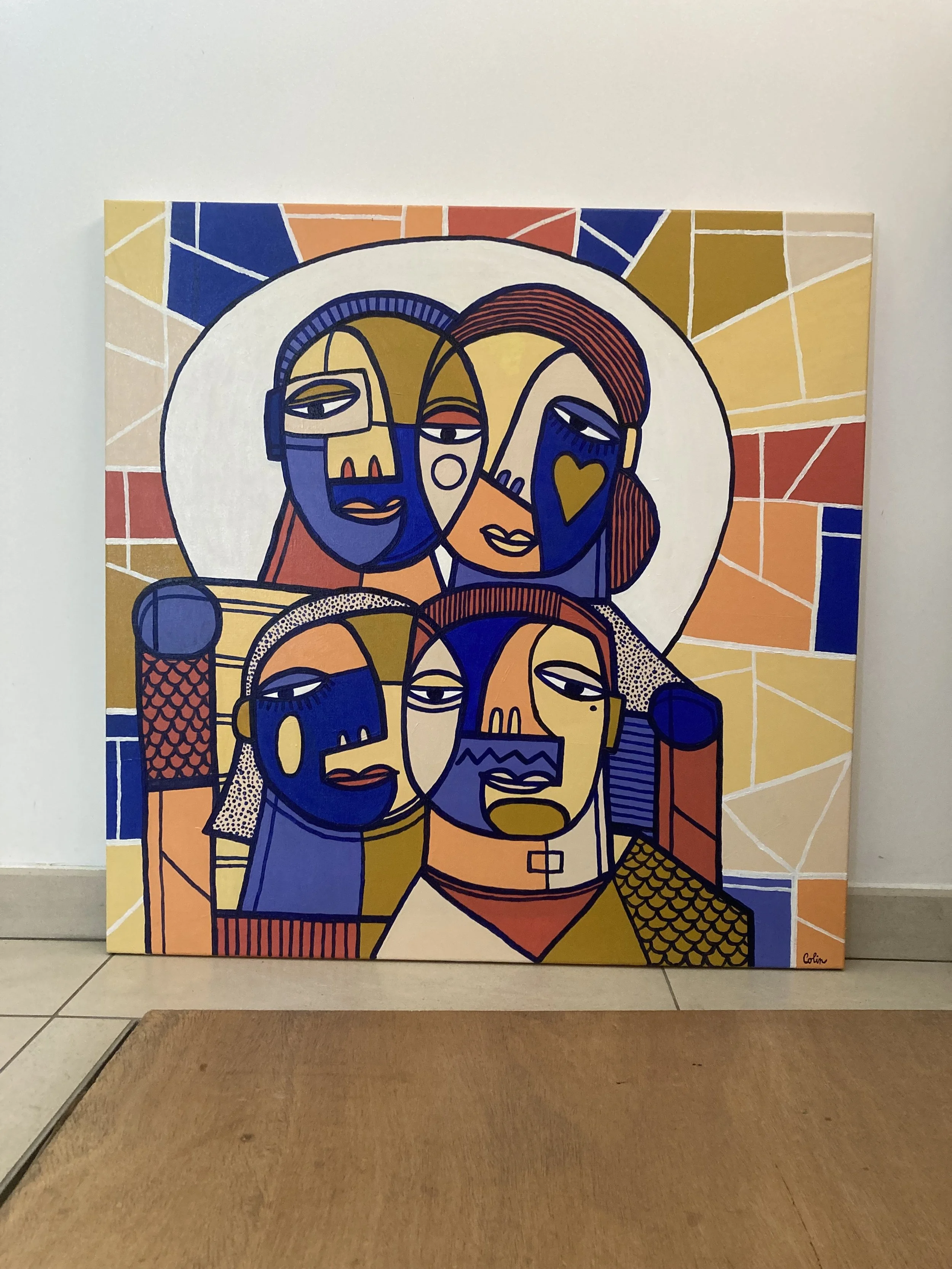 Peinture abstraite représentant plusieurs visages stylisés dans des couleurs vives comme le bleu, le jaune, l'orange et le beige, avec un fond géométrique coloré.