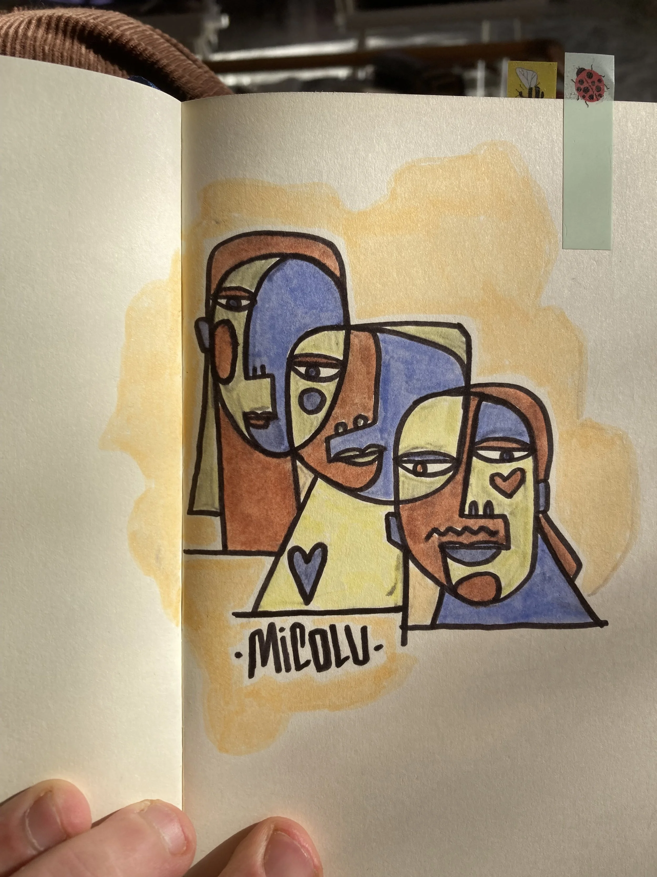 Une illustration colorée de style abstrait représentant plusieurs visages stylisés avec des lignes noires, des formes géométriques et des couleurs pastel (bleu, jaune, orange). Le dessin comporte aussi des cœurs et le nom 'MICOLU' écrit en bas.