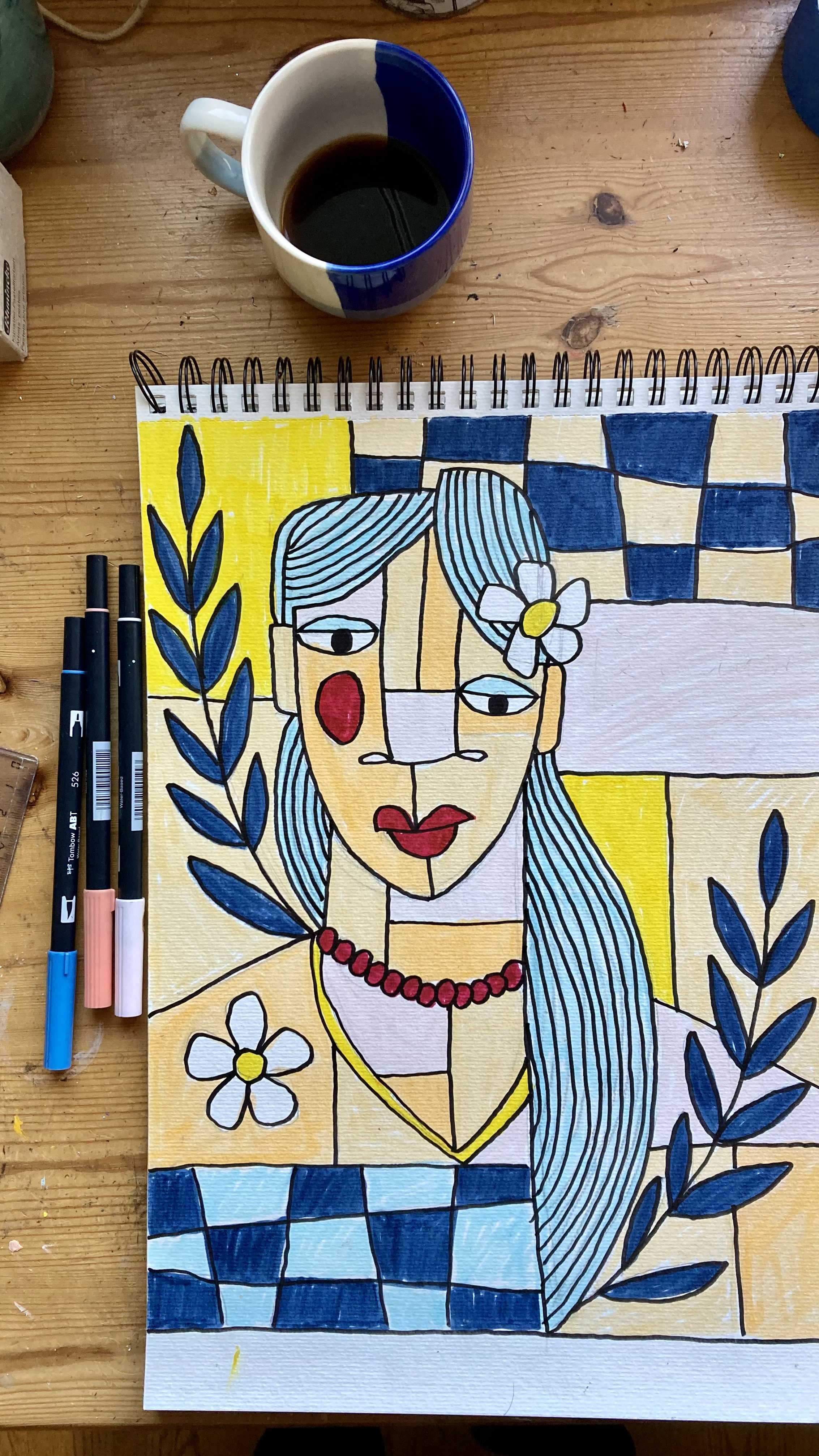 Dessin artistique représentant un portrait de femme avec colliers rouges, fleurs blanches dans les cheveux, fond à carreaux bleus et jaunes, entourée de feuilles bleues.