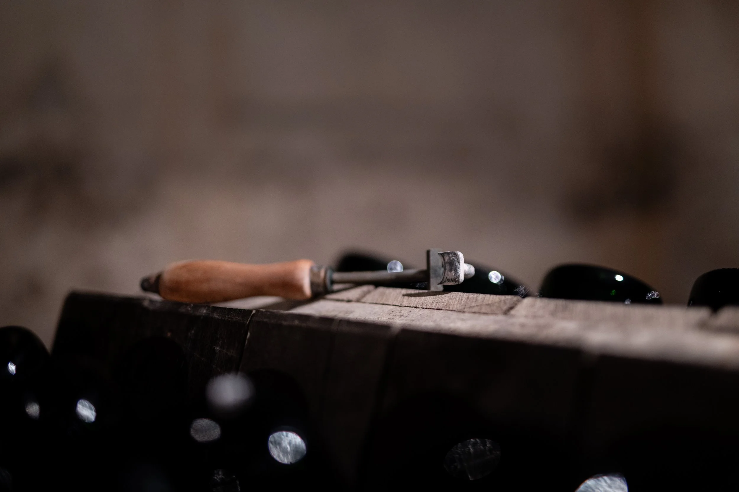 Clé à dégorgement dans la cave du domaine Couvreur-Fondeur, un outil essentiel pour l'élaboration artisanale du Champagne.