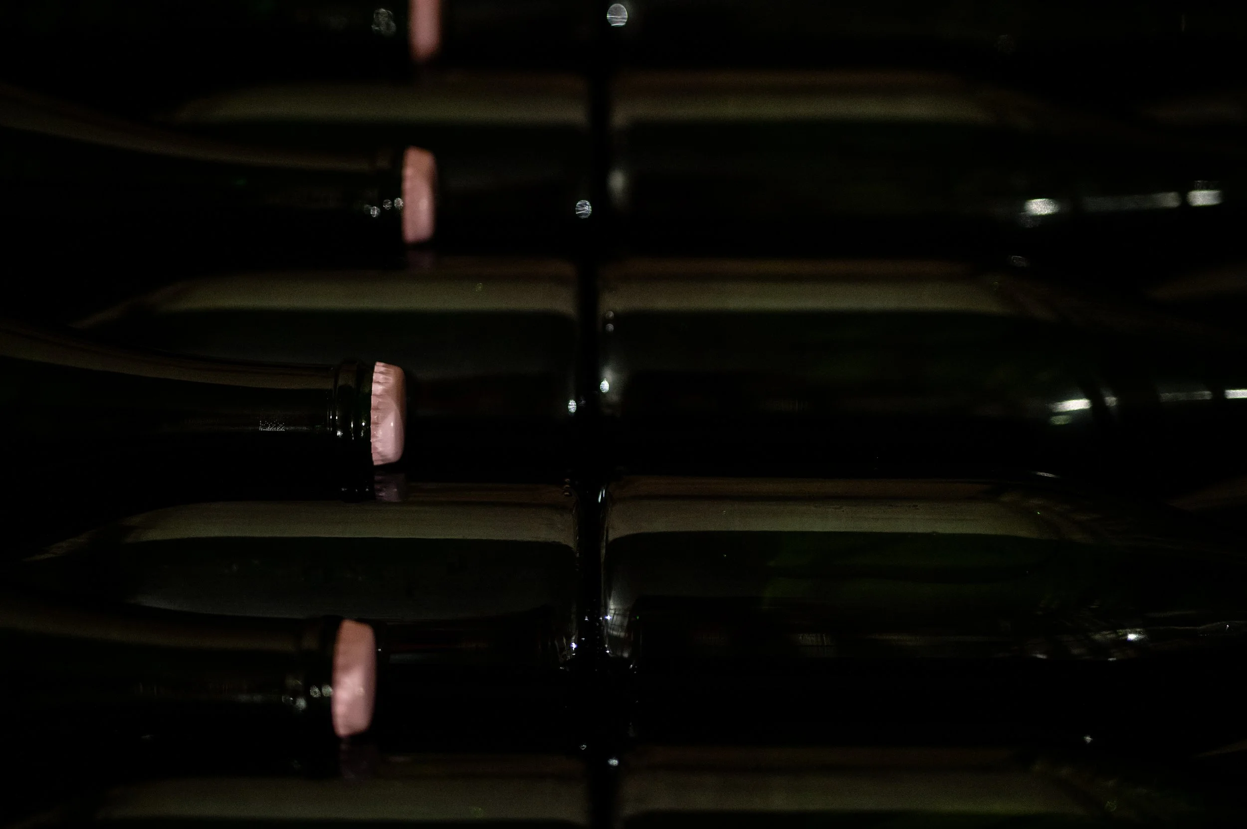 Bouteilles allongées sur lies du champagne Couvreur-Fondeur, pré dégorgement