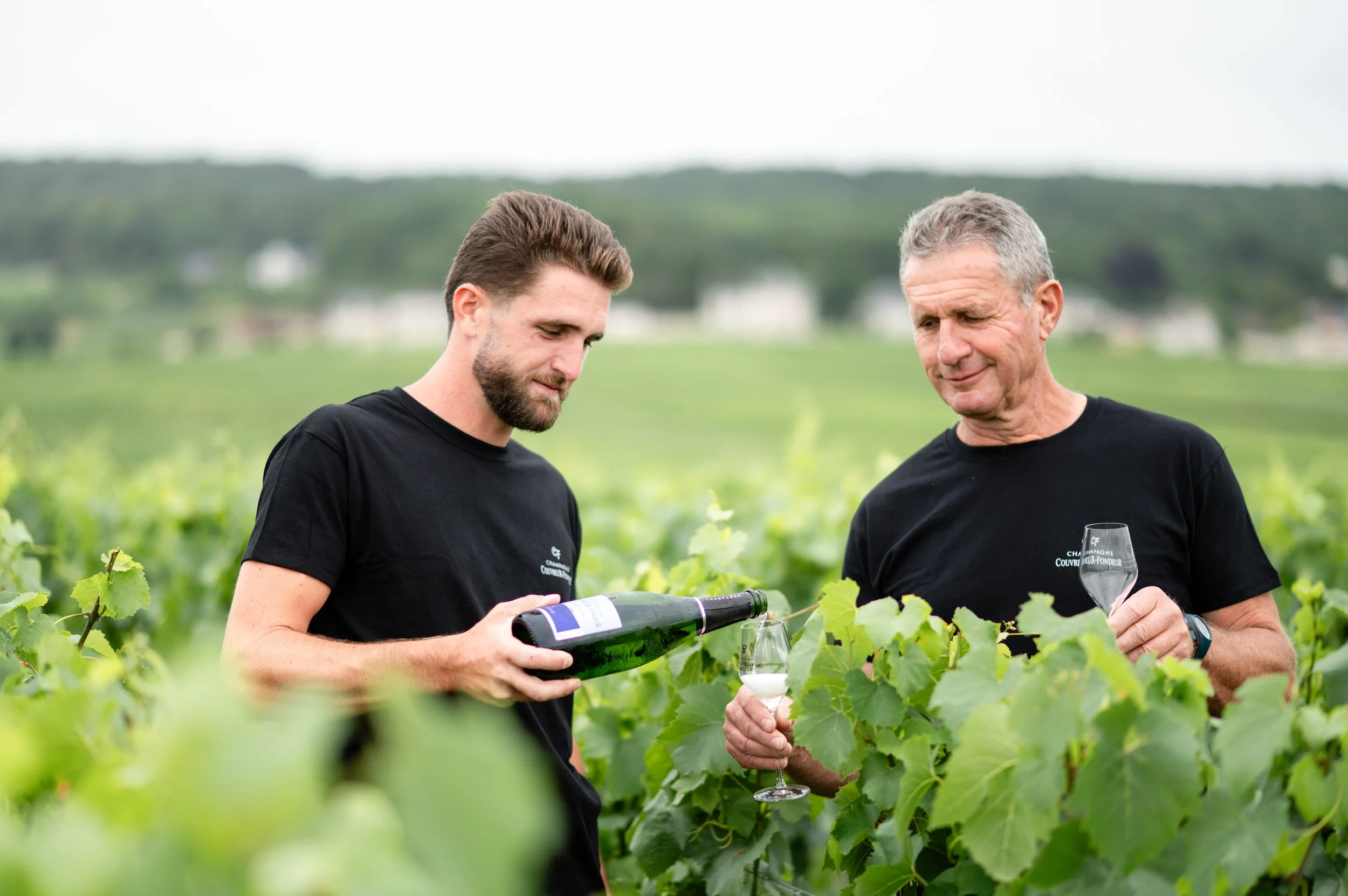 Victor Couvreur, vigneron au côté de son père Bruno Couvreur depuis plusieurs années. Victor s'inscrit dans la continuité de l'histoire familiale, en apportant aussi des idées fraîches, une énergie nouvelle et une vision tournée vers l'avenir.