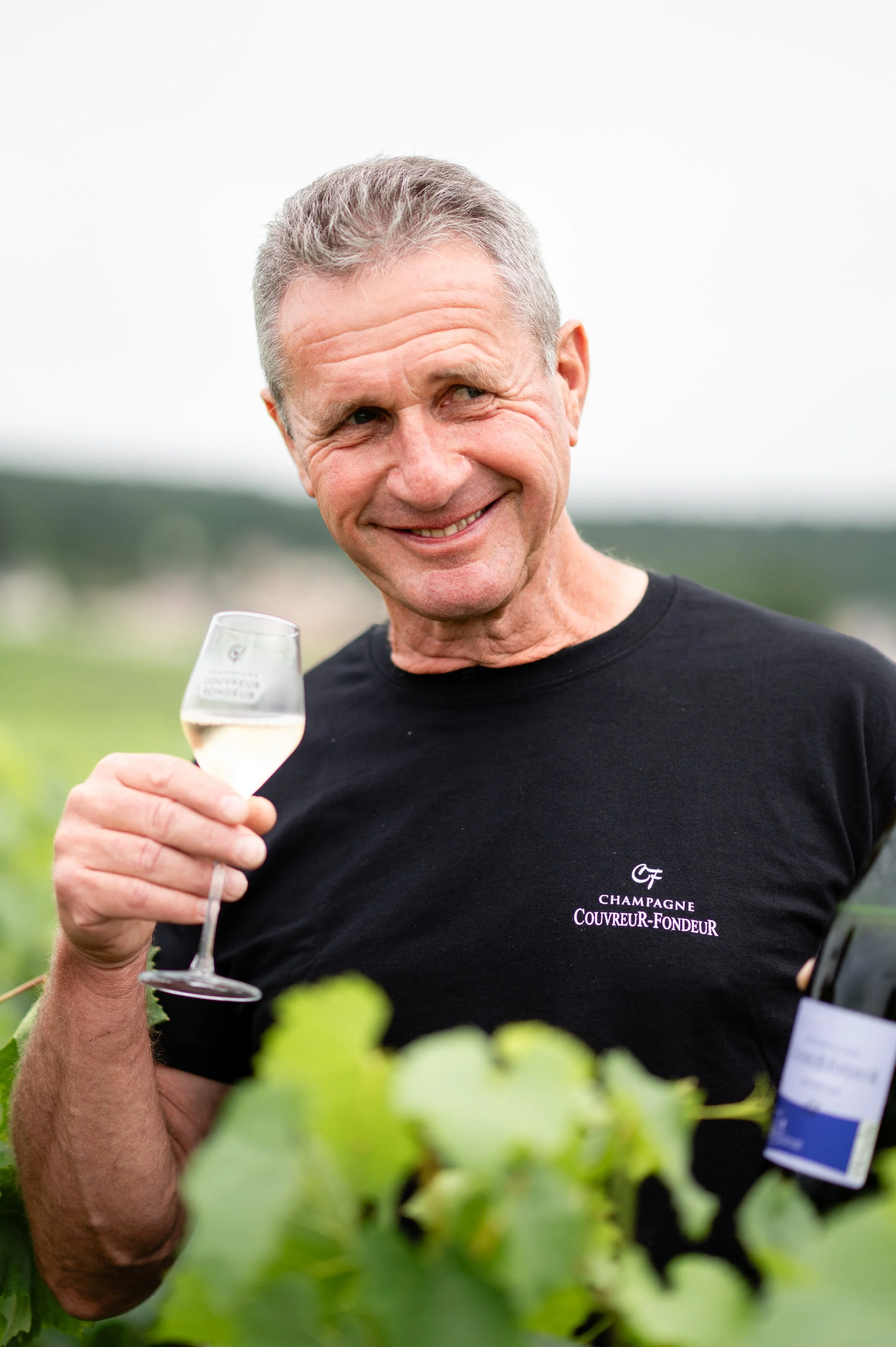 Bruno Couvreur déguste une cuvée du Champagne Couvreur-Fondeur dans les vignes à Rilly-la-Montagne.
Dégustation de son terroir familial.