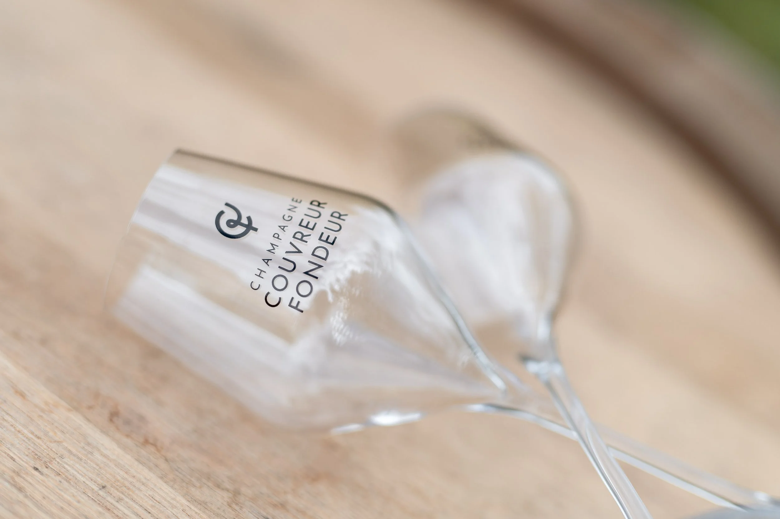 Coupes de Champagne, symbole de convivialité pour déguster et partager des moments de bonheur grâce au champagne Couvreur-Fondeur.