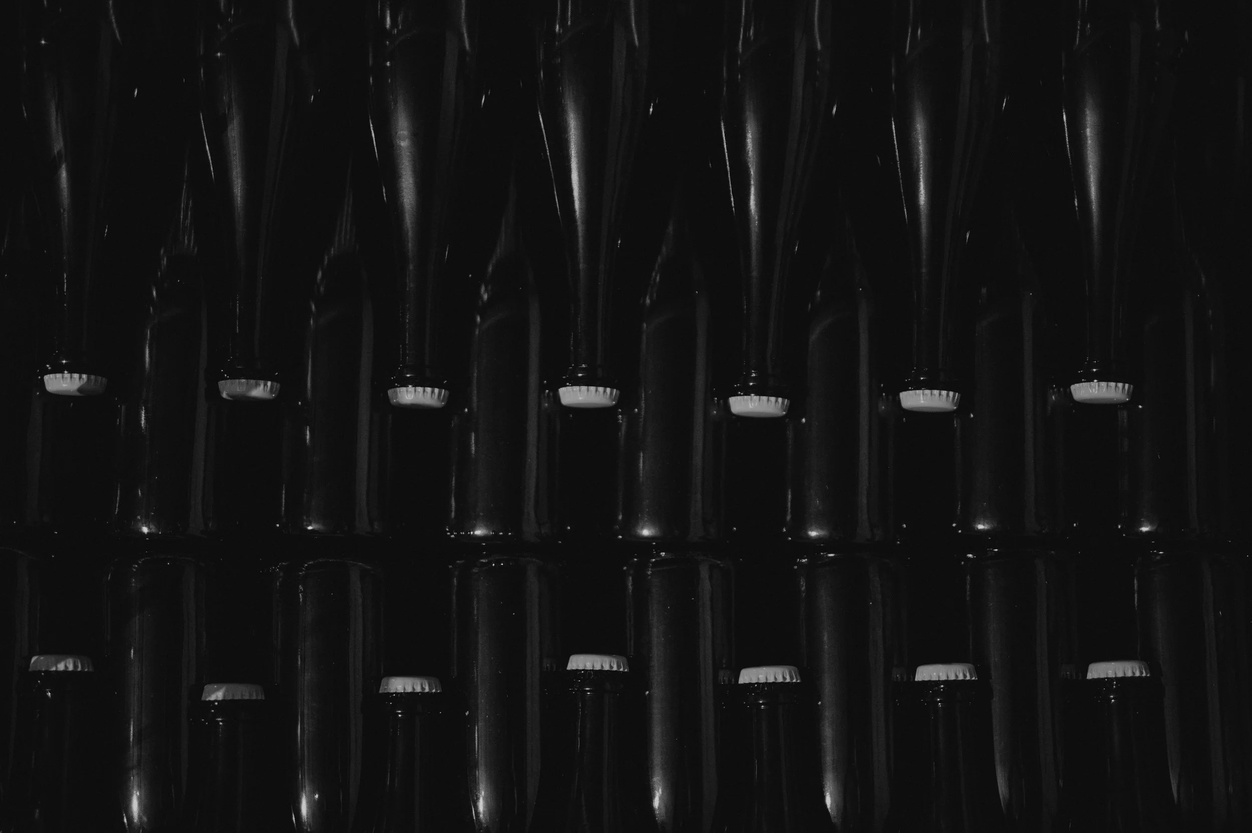 Une rangée de bouteilles de champagne du domaine Couvreur-Fondeur.