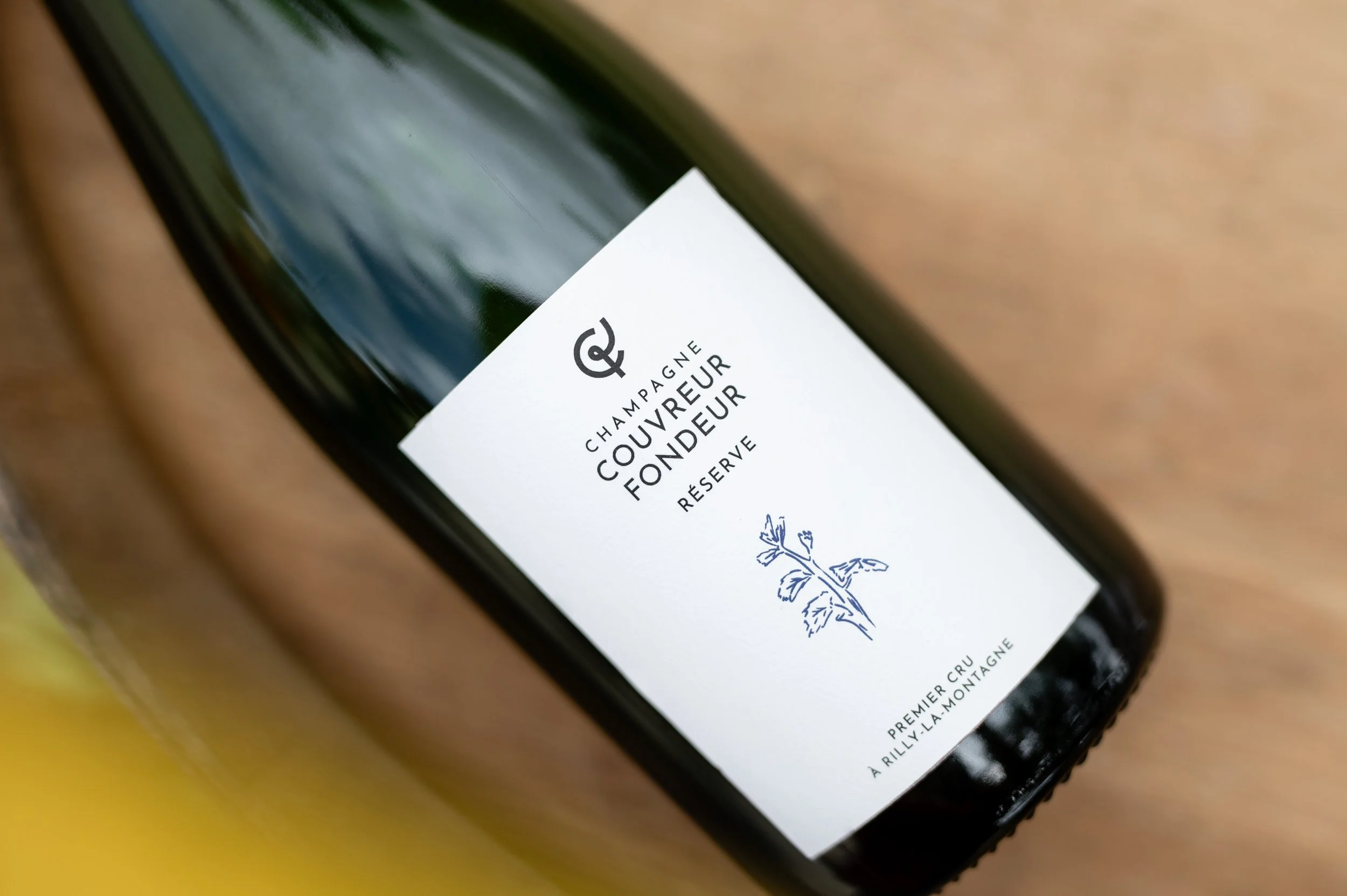 Cuvée Réserve de la maison Couvreur-Fondeur, des arômes de fruits blancs et de citron confit, une texture crayeuse et une grande fraîcheur en bouche. Disponible en bouteille et magnum et jéroboam. Assemblage pinot noir, pinot meunier, chardonnay.