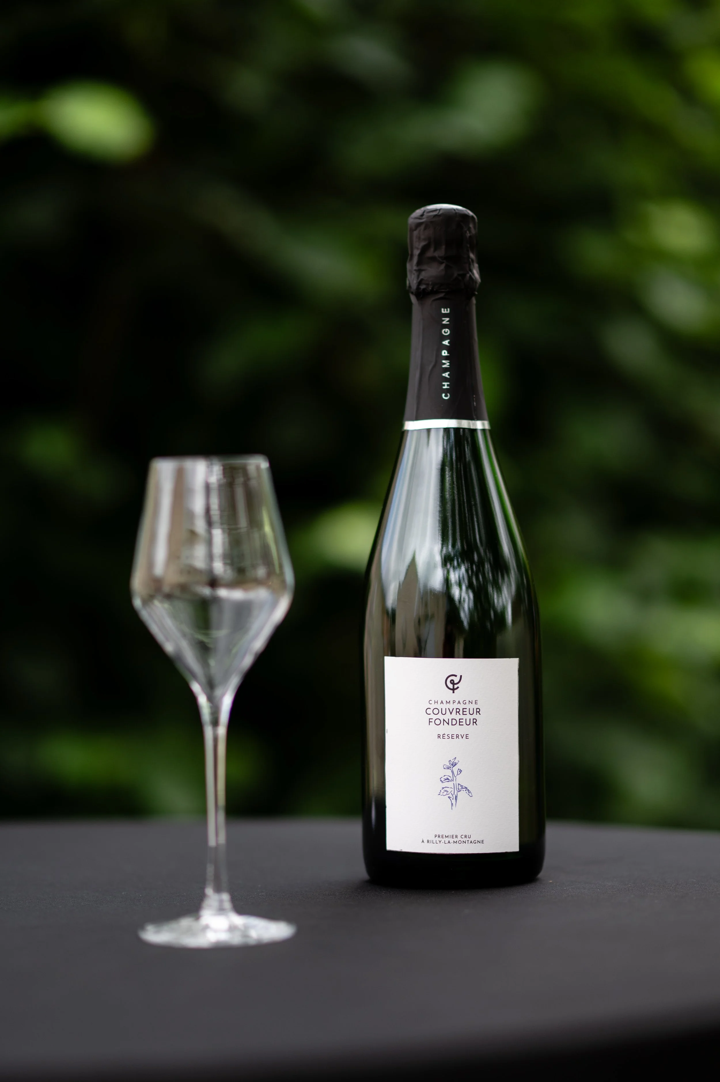 La cuvée Réserve du domaine de champagne Couvreur-Fondeur, assemblage de 40% pinot noir, 40% pinot meunier et 20% chardonnay.