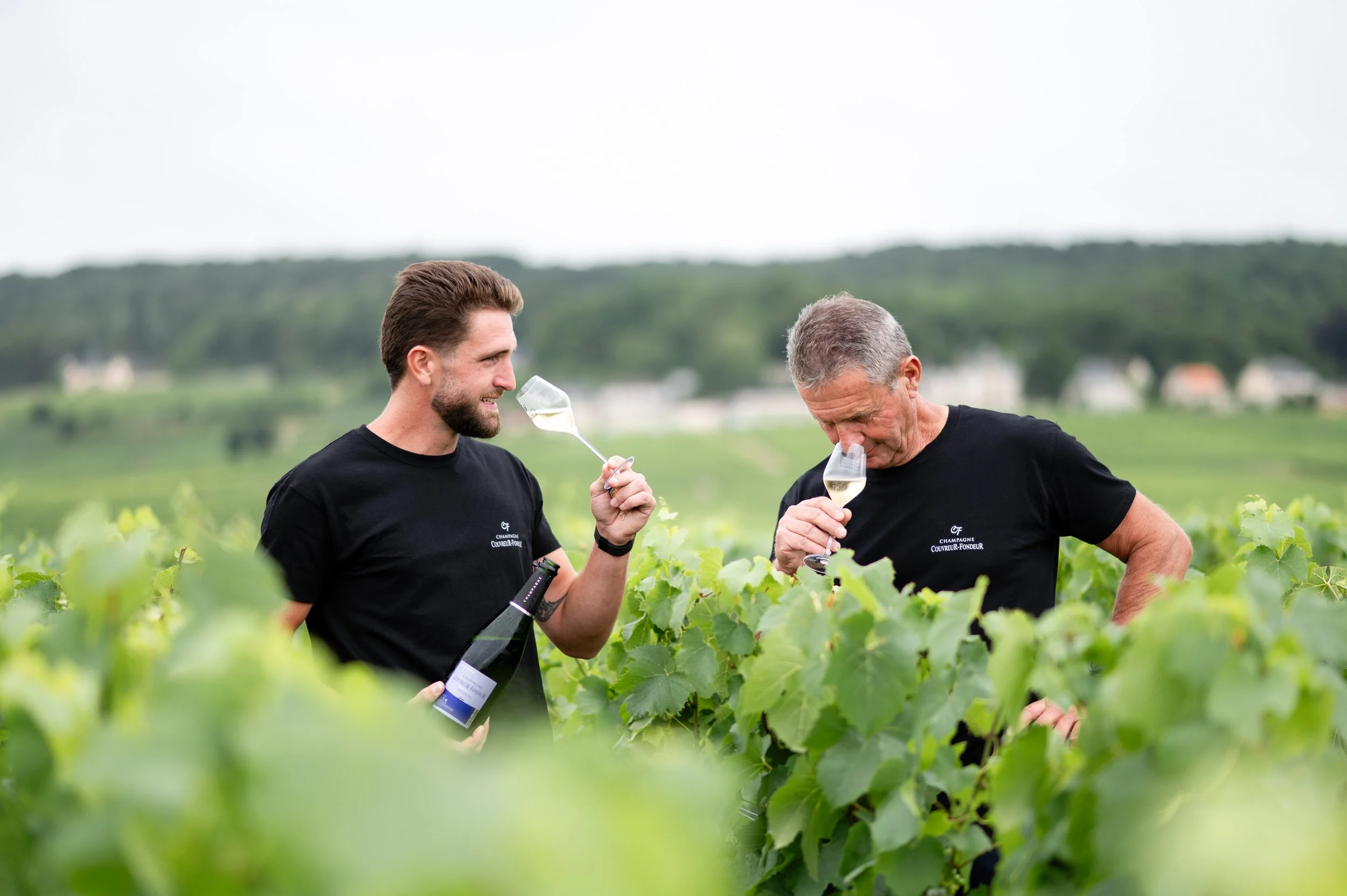 Bruno et Victor Couvreur de la maison Couvreur-Fondeur, père et fils dégustant une cuvée d'exception au cœur du vignoble.