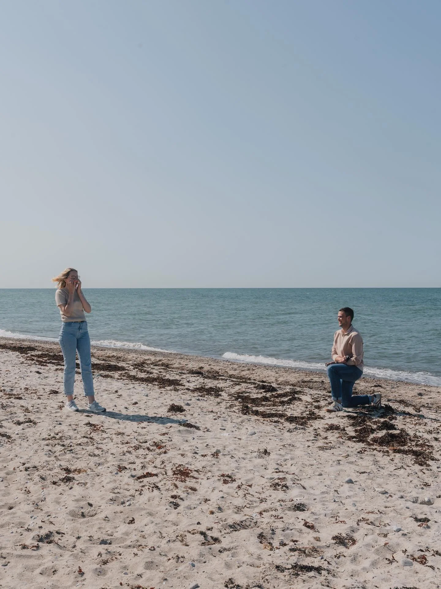 Ein intimer Antrag, zwischen D&uuml;nen, Sonnenschein und Meeresrauschen.🌾🌊

Freudentr&auml;nen, Lachen, Umarmungen. 
Ein echter Moment, so wie er war. 
Und wir mittendrin - still, aber mit Kamera.🤍💍