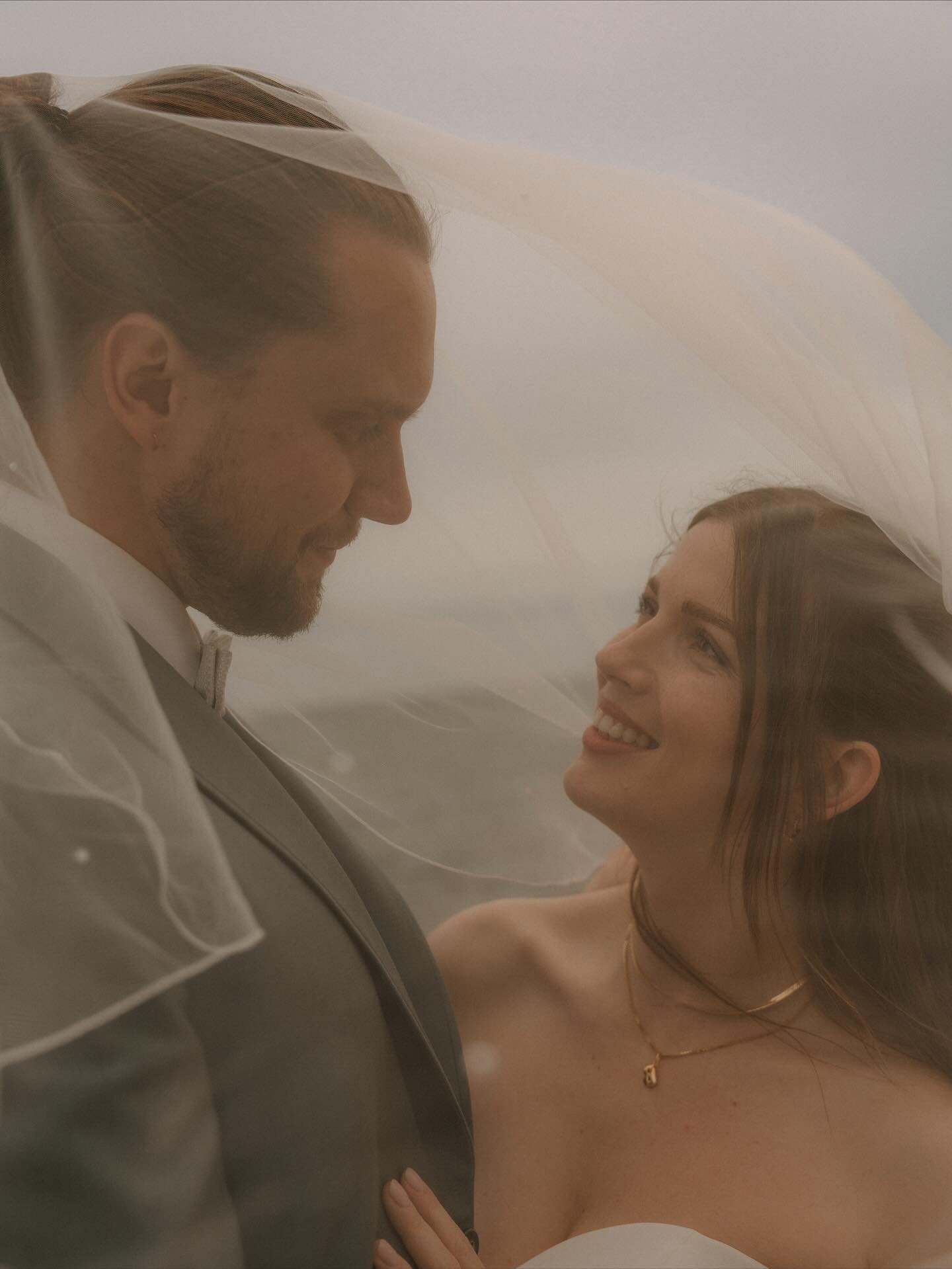 Where time slows down for a second.🤍

#Fehmarn #Fotografie #photography #portait #portraitphotography #storytelling #fehmarnfotografie #ostholstein #hochzeitsfotograﬁe #hochzeit #wedding #weddingphotography #hochzeitsfotografen #wavelensphotography