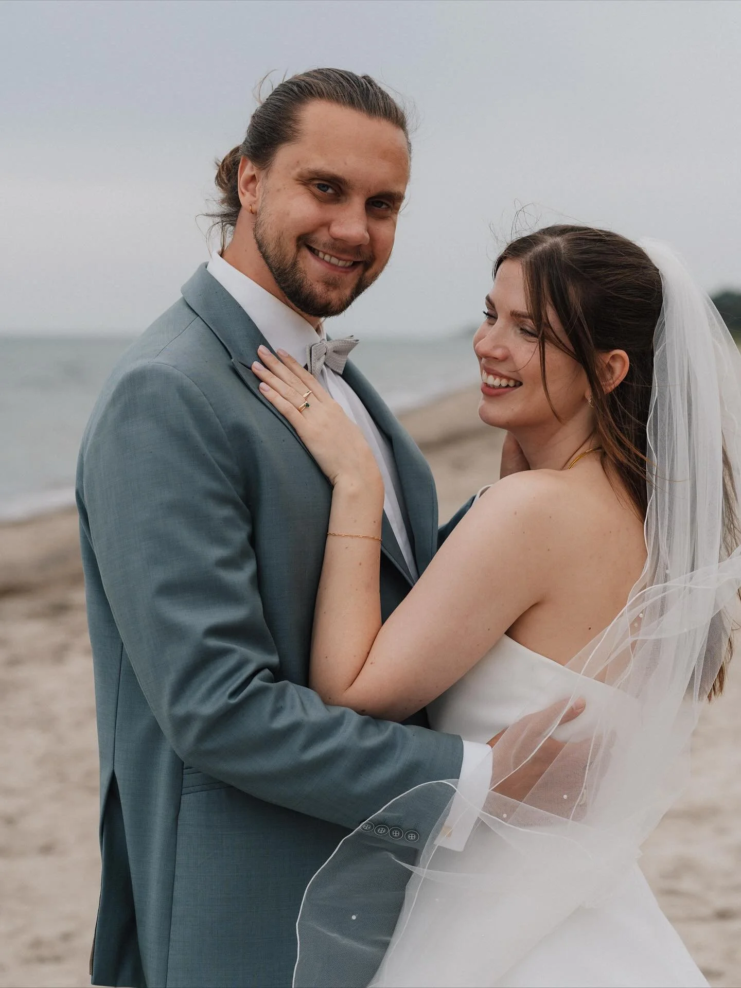 Forever looks good on you.🤍 

#Fehmarn #Fotografie #photography #portait #portraitphotography #storytelling #fehmarnfotografie #ostholstein #hochzeitsfotograﬁe #hochzeit #wedding #weddingphotography #hochzeitsfotografen #wavelensphotography