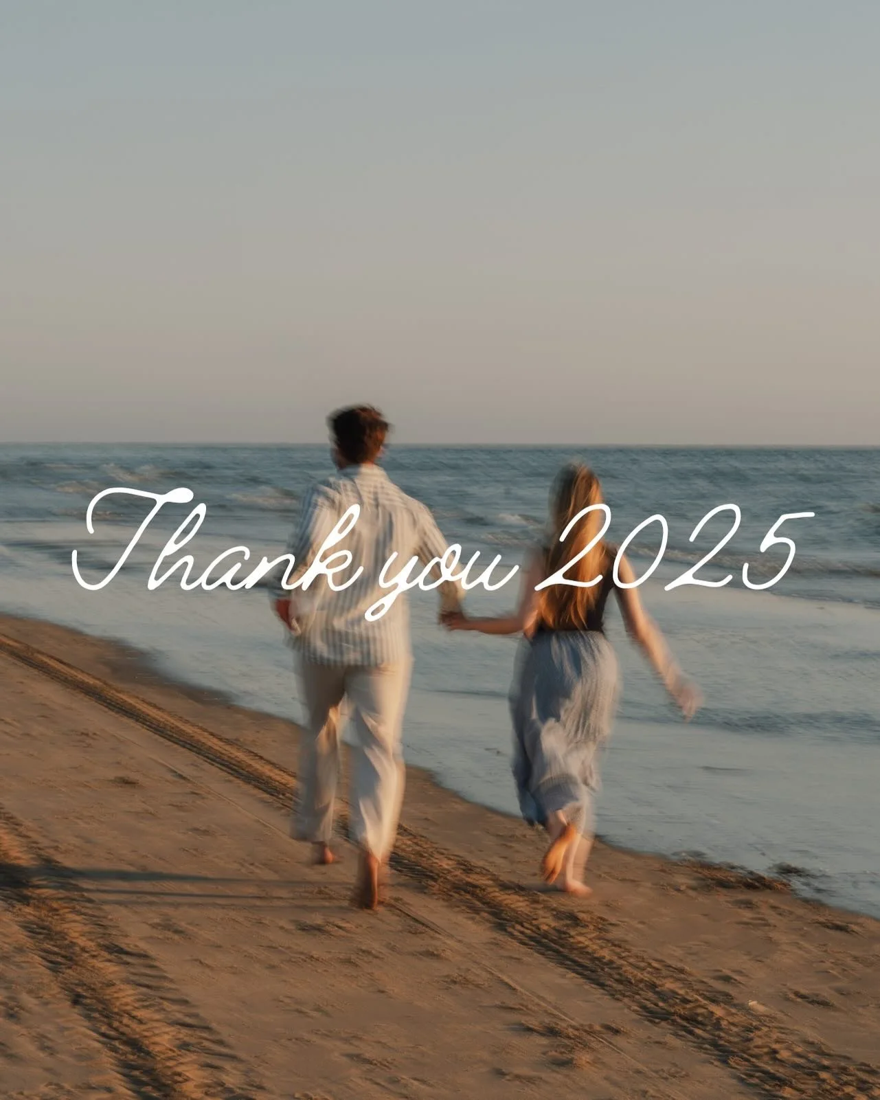 Thank you 2025! 🩵

Das war unser erstes Jahr - mit ganz vielen besonderen Momenten, Geschichten und Begegnungen. Danke f&uuml;r euer Vertrauen in uns und das Privileg mit &amp; f&uuml;r euch Erinnerungen zu schaffen.
Wir freuen uns schon auf Alles, 