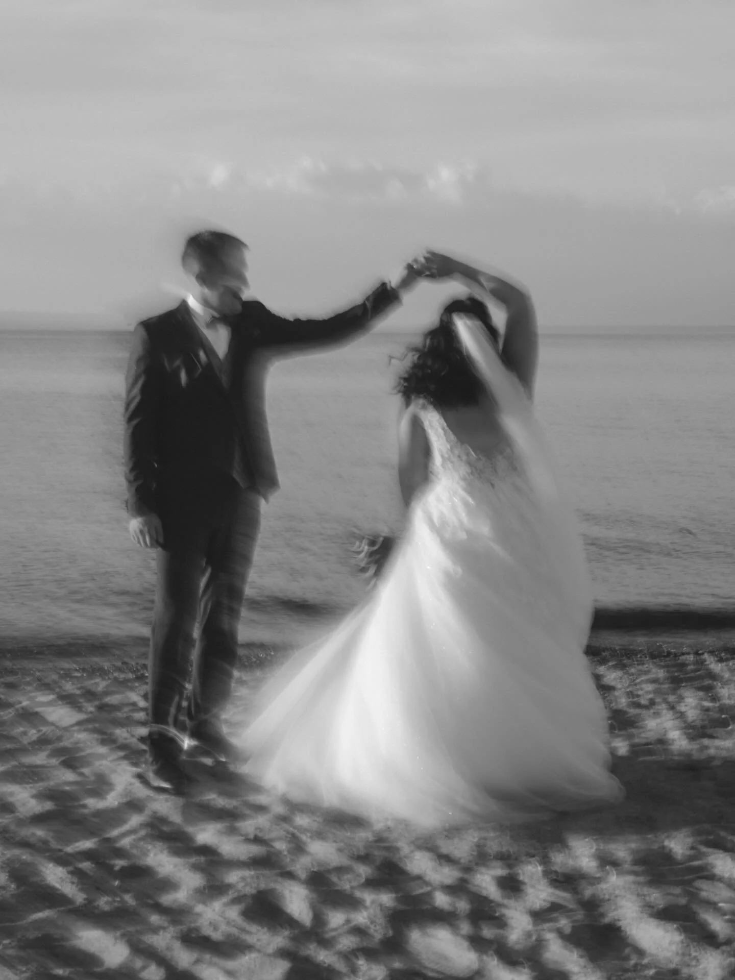 Where time slows down and love keeps moving.🤍

#storytelling #fehmarnfotografie #hochzeitsfotograﬁe #fotografostholstein #wavelensphotography