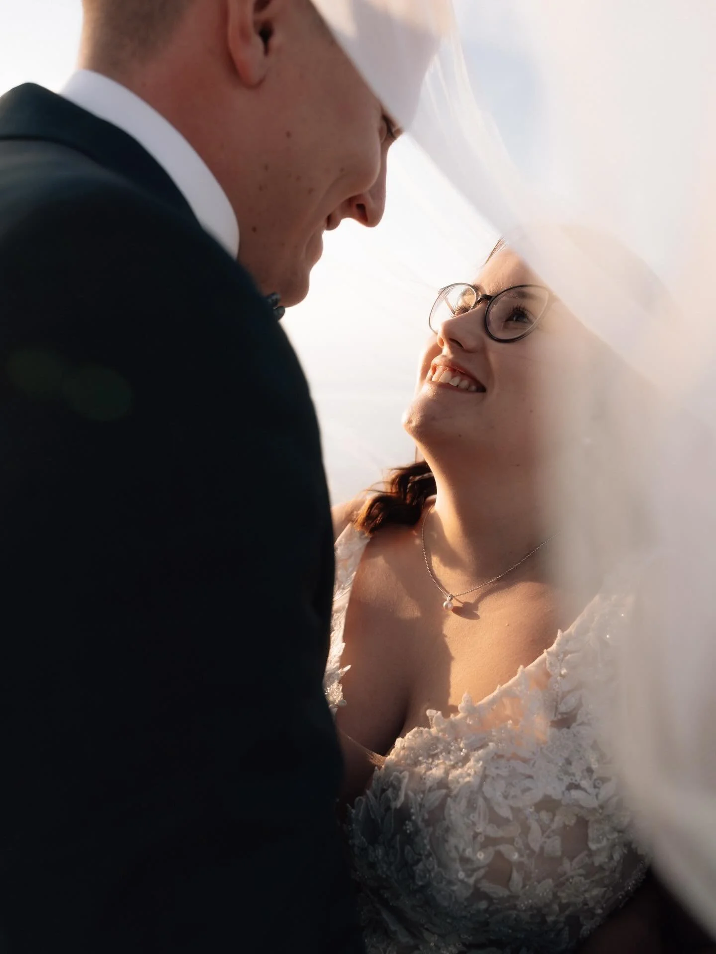 Wrapped in light, held by love.🤍 

#hochzeitsfotograﬁe #fehmarnfotografie #fehmarnfotograf #storytelling #wavelensphotography