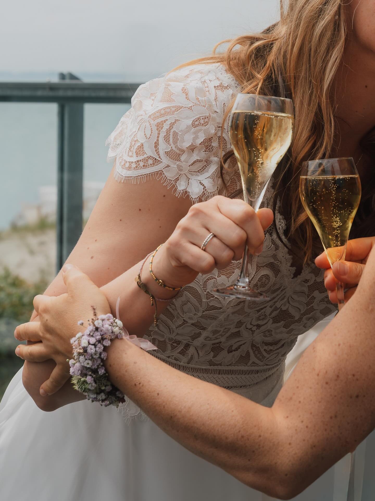 Cheers to love💫

#details #hochzeitsfotograﬁe #hochzeitfehmarn #fotograffehmarn #wavelensphotography