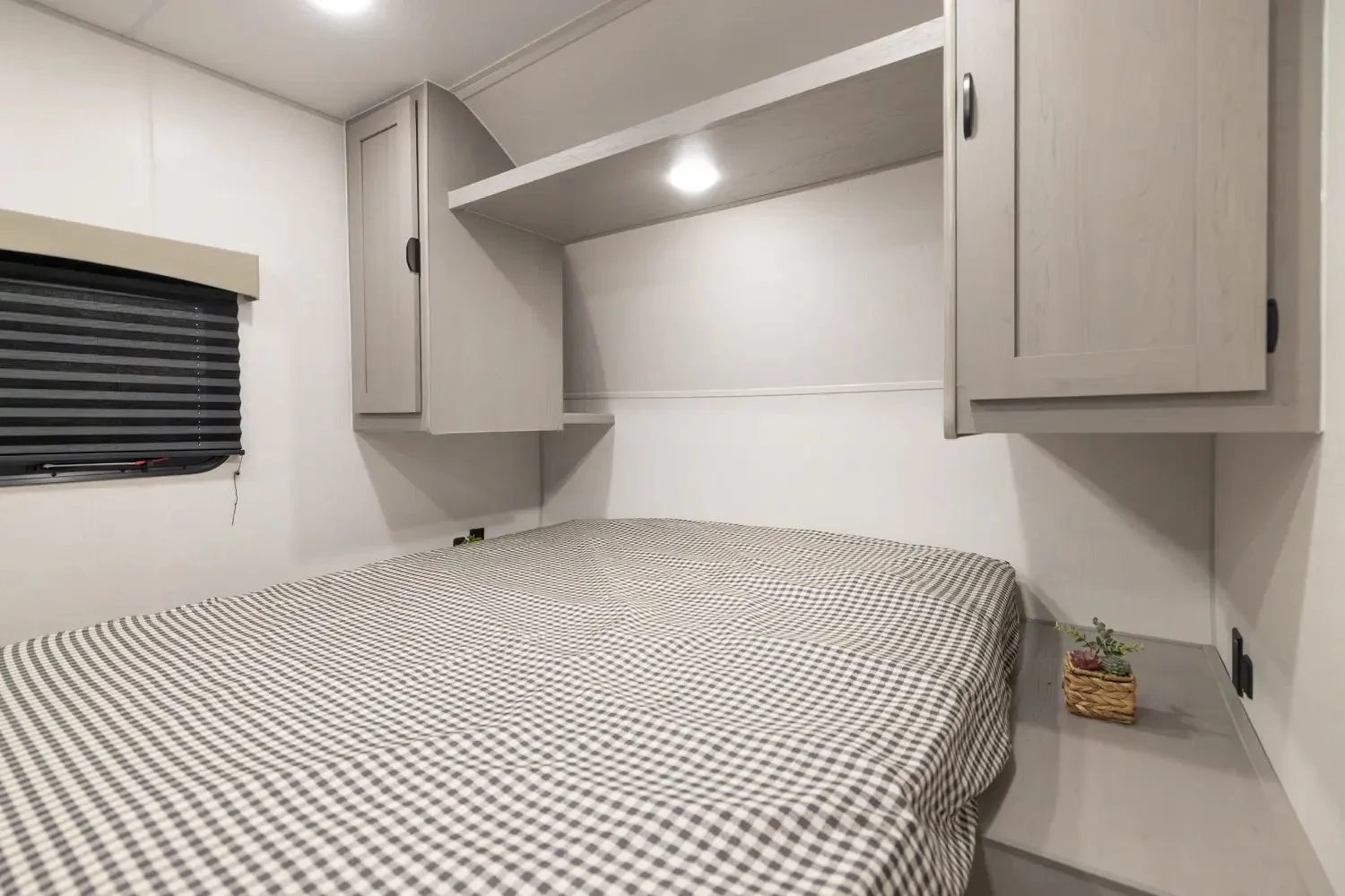 2026-CM-Clipper Travel Trailers-17FQ-04 copy.jpg