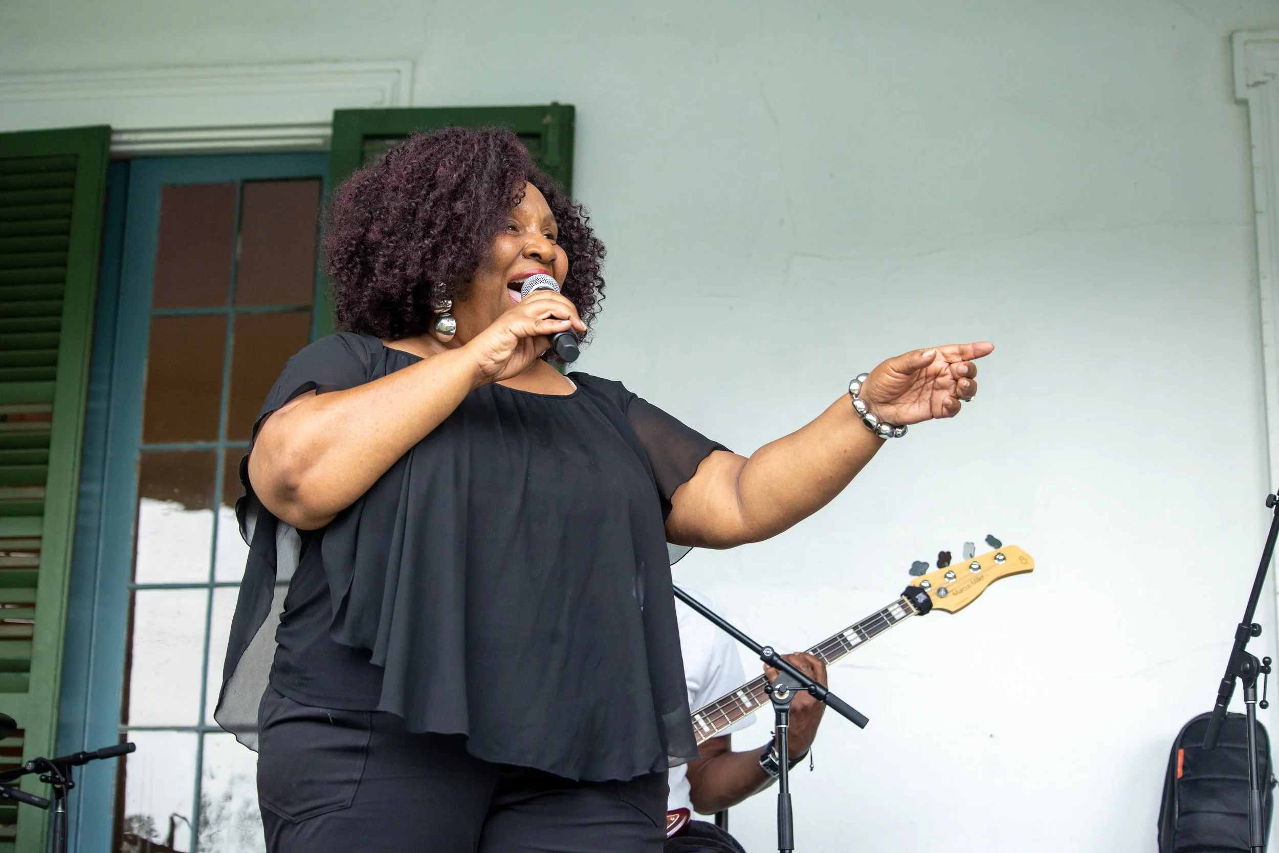 Tara Alexander performing.
