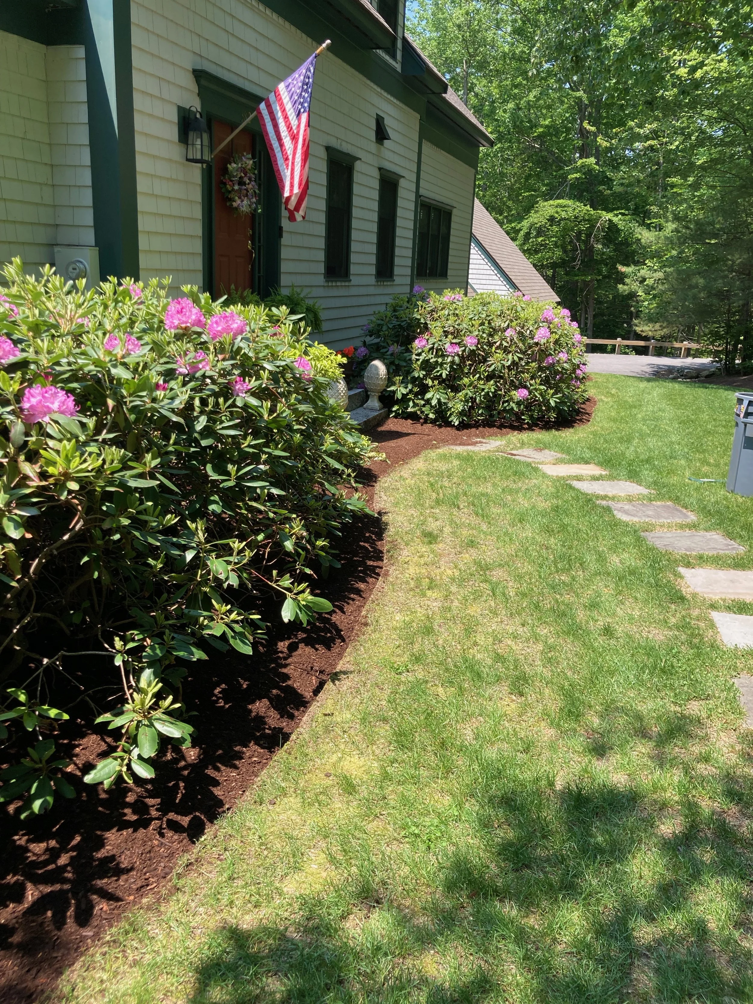 Edged mulch bed
