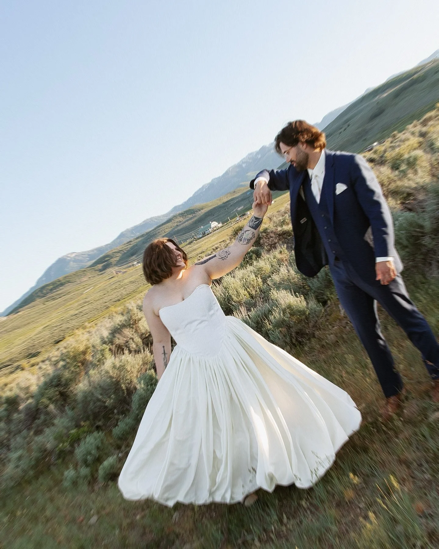 Snuck away from the reception to capture a few memories 🥂💌✨
.
.
.
.
.
#editorialweddingphotography #romanticweddingphotos
#luxuryweddingphotographer #modernbridalinspo #bridaleditorial #weddingportraitgoals #feminineweddingaesthetic #utahweddingpho