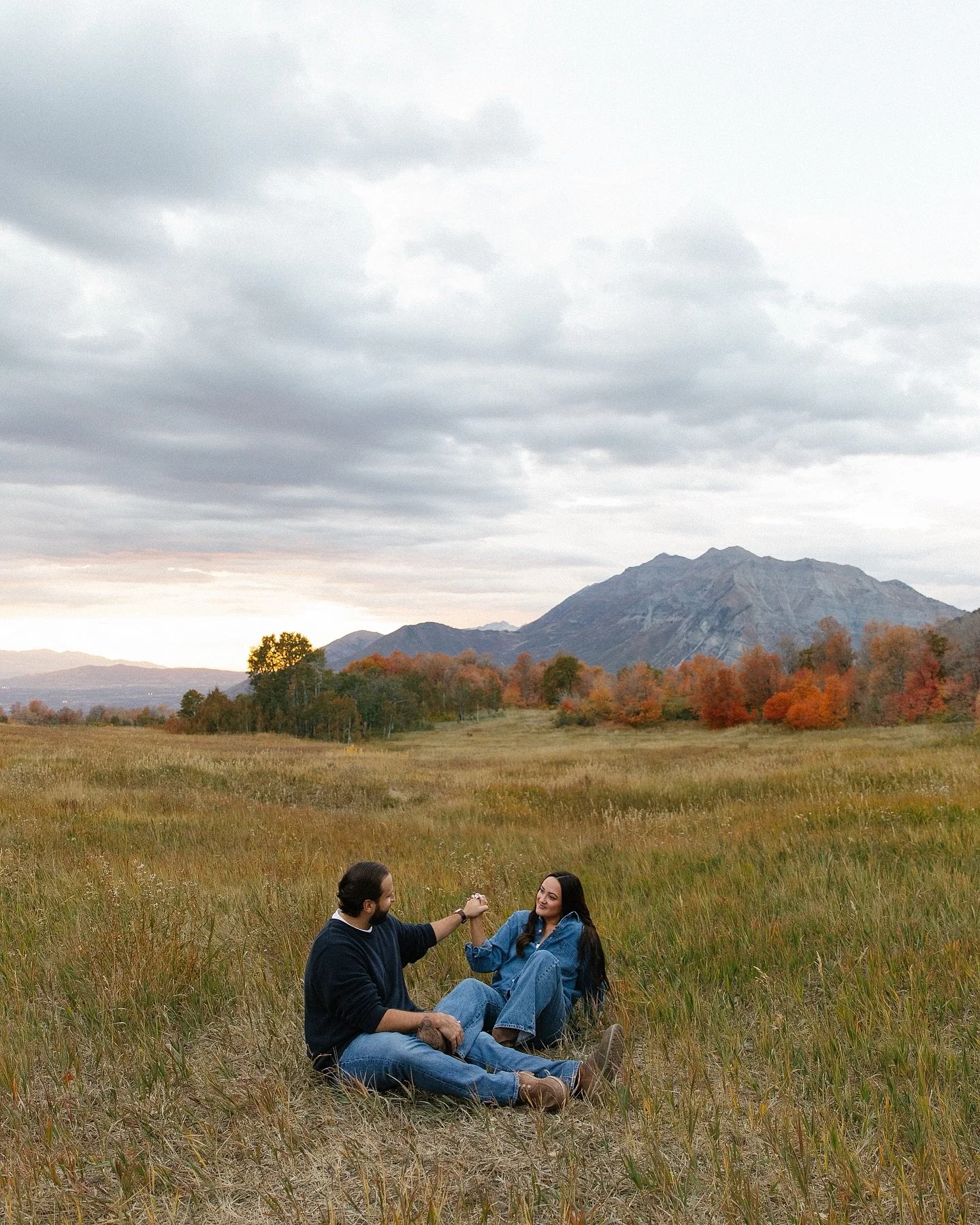 I think every engagement session should include a pup 🐶🍂
.
.
.
.
.
#editorialweddingphotography #romanticweddingphotos
#luxuryweddingphotographer #modernbridalinspo #bridaleditorial #weddingportraitgoals #feminineweddingaesthetic #utahweddingphotog