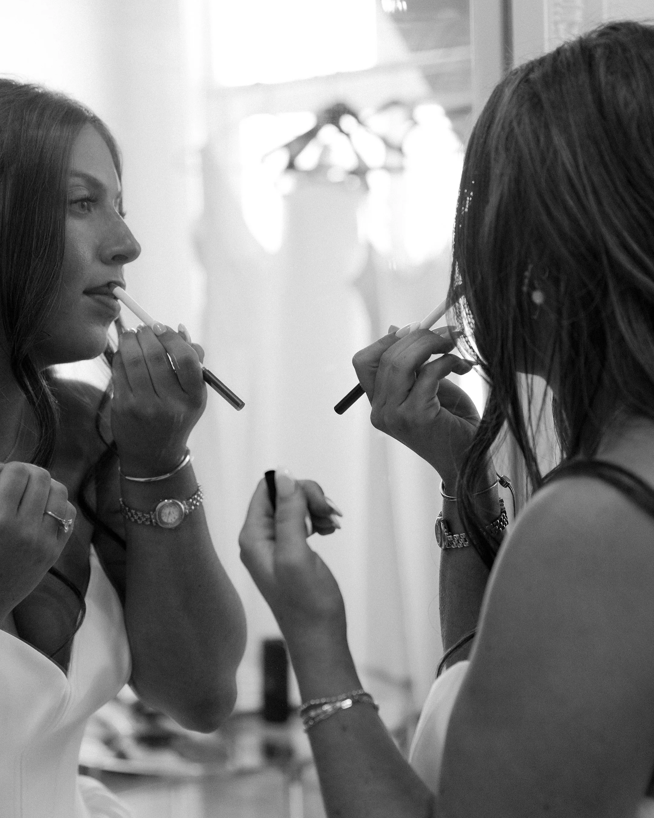 Getting ready details 🥂✨
.
.
.
.
.
#utahweddings #gettingreadyphotos #weddingdetailshot #bridesmaidduties #girlhood🎀
