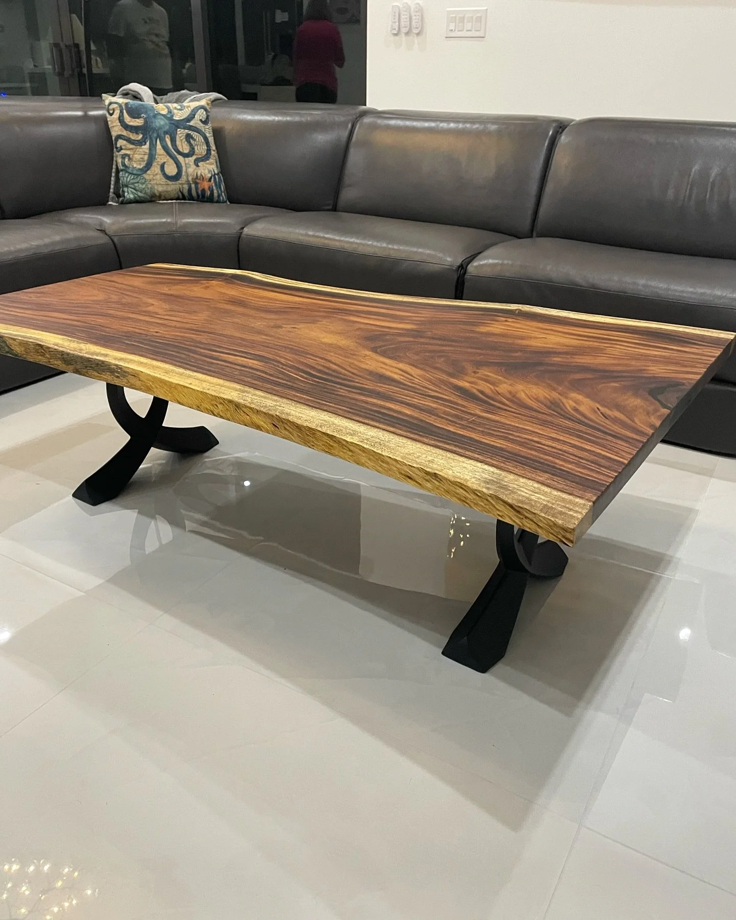 🪵500-Year-Old Beauty Meets Modern Design🪵

This stunning live-edge Guanacaste slab from Costa Rica, aged over 500 years, has been transformed into an exquisite coffee table and side table set. The rich grain and organic shape of this ancient wood a